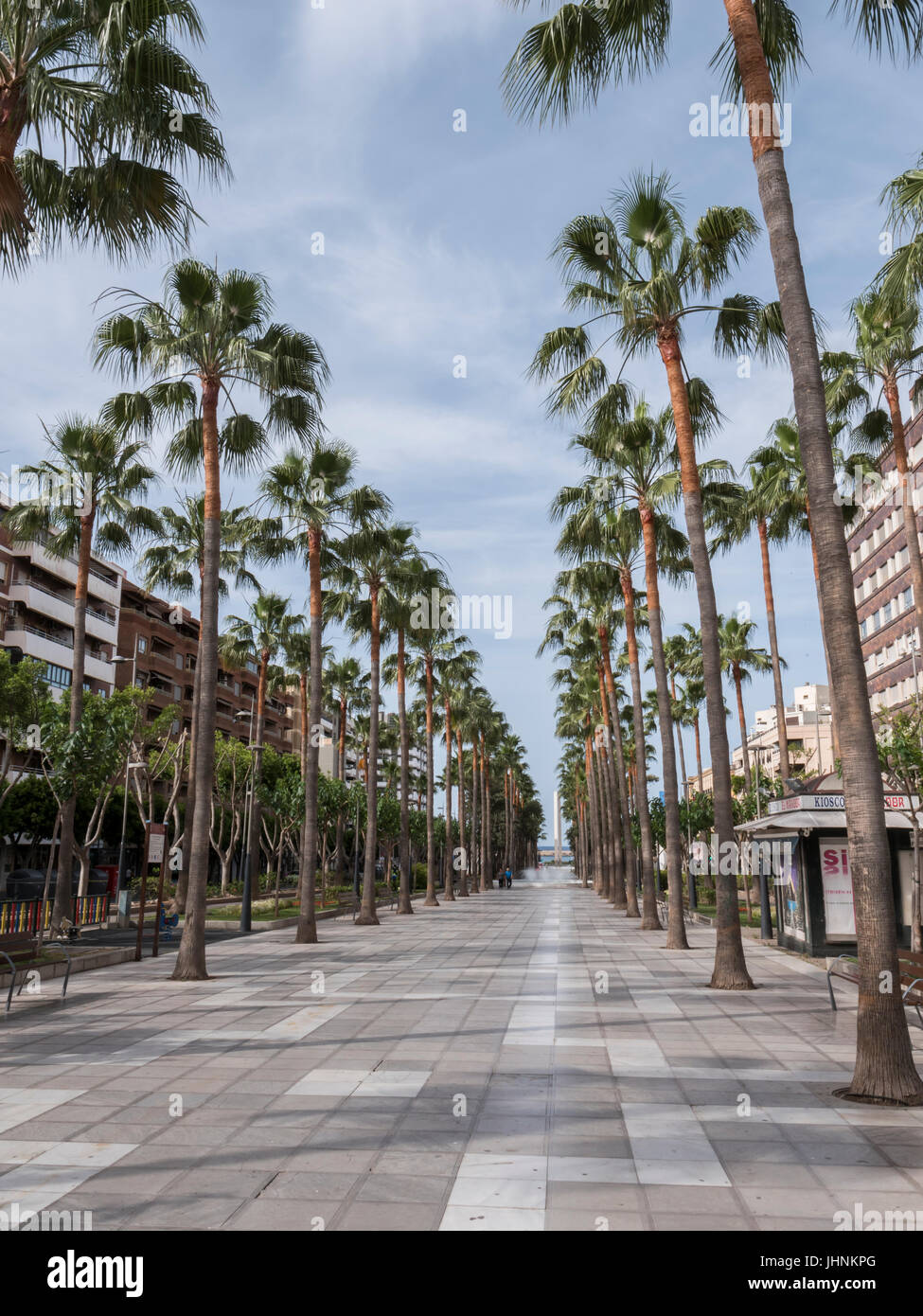 La Rambla di Belen, corre tra la Puerta de Purchena e Plaza Emilio Perez dove salirete a bordo, Almeria, Andalusia, Spagna Foto Stock