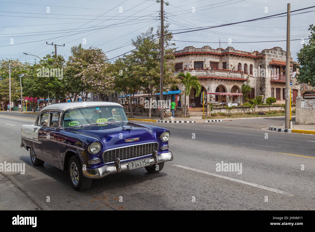 American classic in auto sulla strada a Varadero località di villeggiatura, Cuba Foto Stock