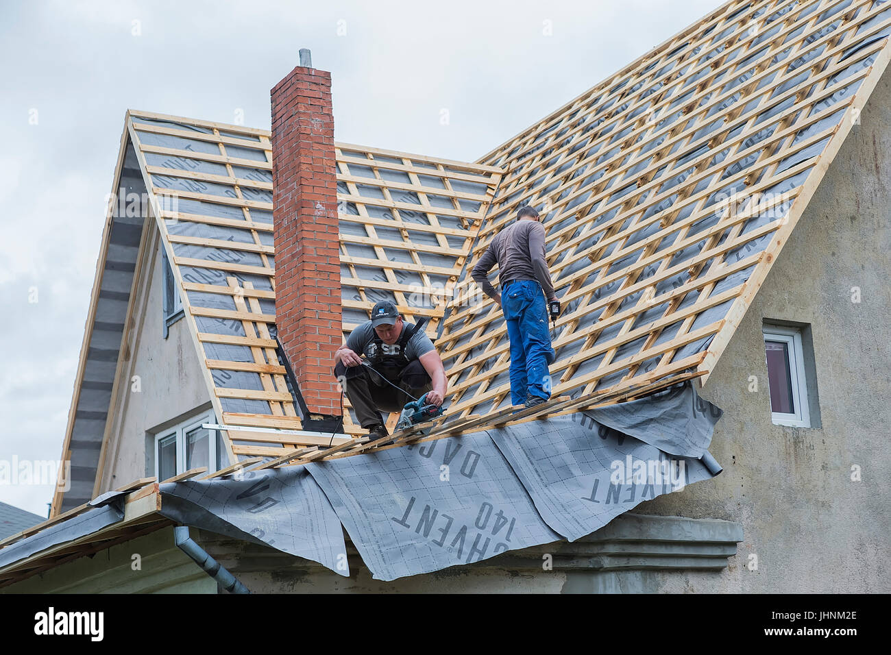 Maschio di falegnami di riparare il tetto della casa. Foto Stock