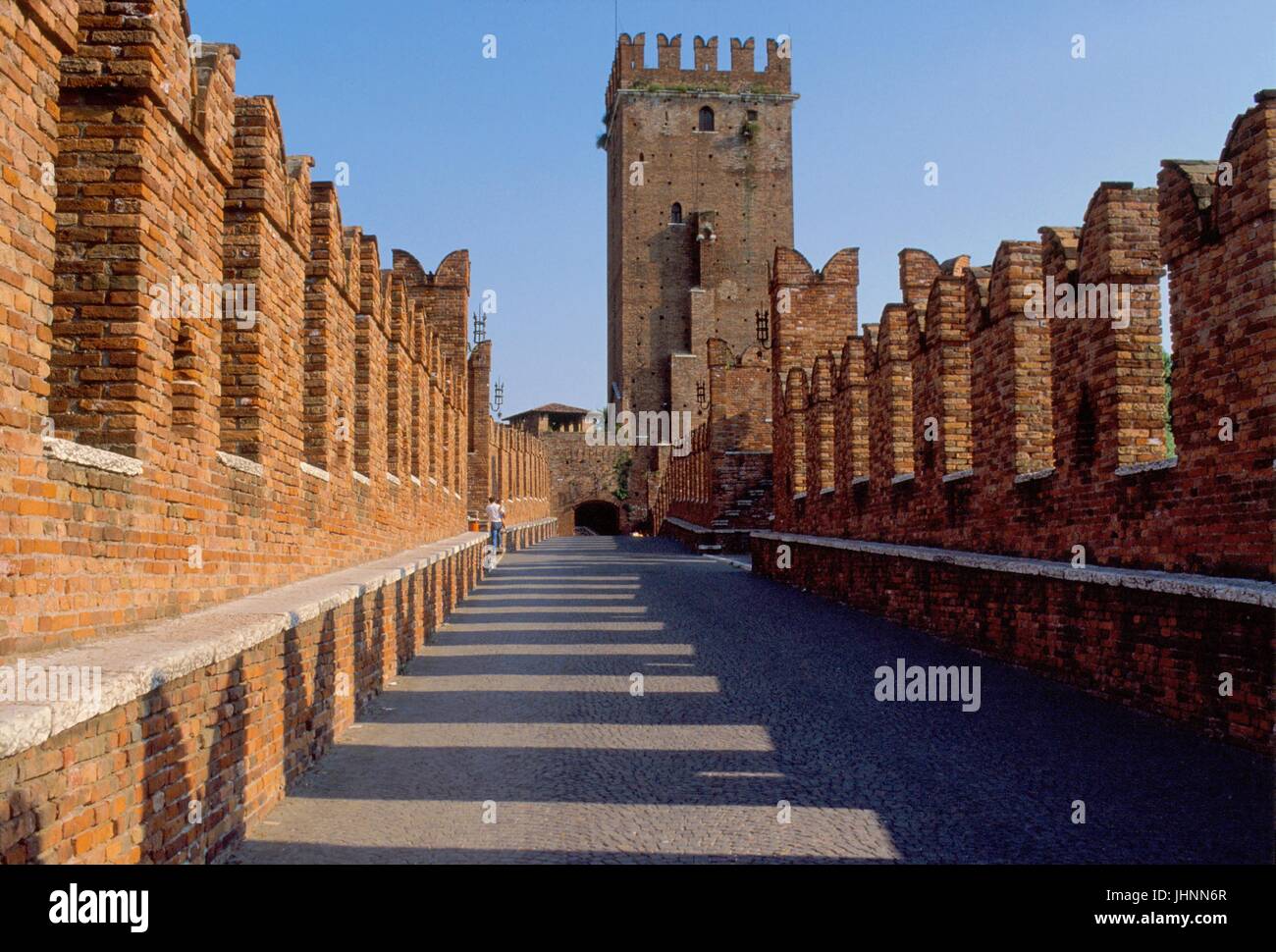 Verona (Italia), le mura di Castel Vecchio Foto Stock
