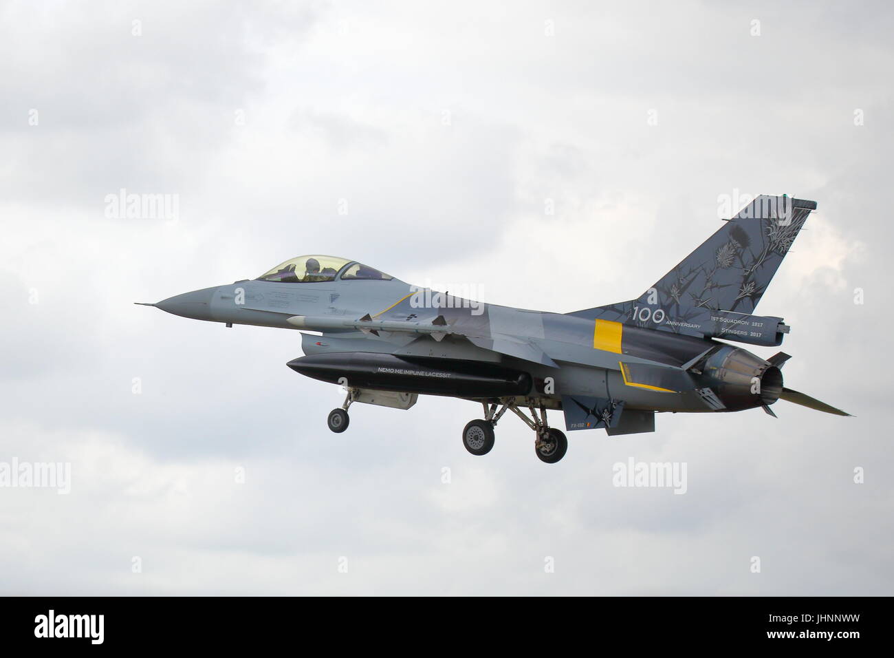 Un belga General Dynamics F-16 arriva a raf fairford davanti a riat 2017 Foto Stock