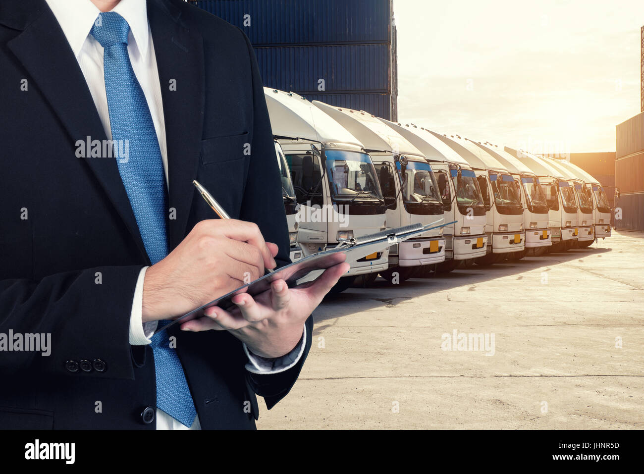 Imprenditore è prenotazione con carico sfocata , porta di trasporto e la mappa del mondo. Logistica di trasporto la concezione di business. Foto Stock