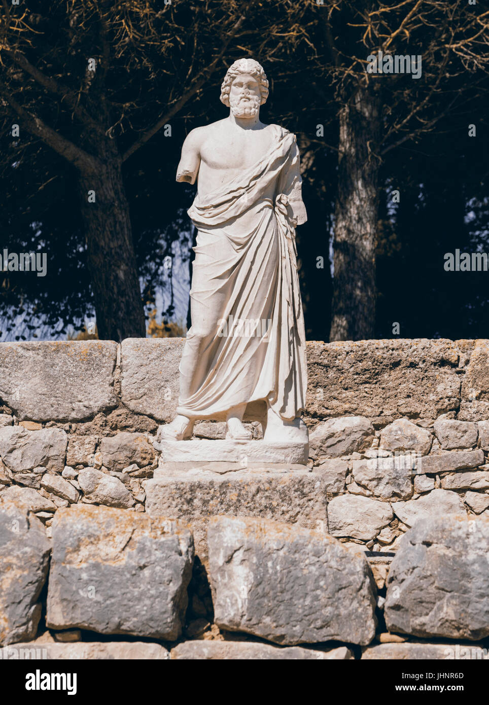 Empuries noto anche come Ampurias, provincia di Girona, in Catalogna, Spagna. Copia di un terzo secolo a.c. statua trovato sul sito del dio della medicina Asclepio Foto Stock