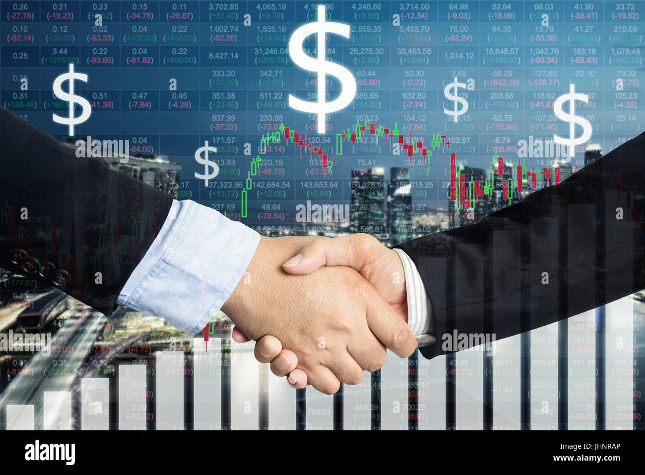 Trattativa o accordo concetto business handshake, doppia esposizione, di cooperazione o di partenariato imprese con borsa business mercato trading grafico ho Foto Stock