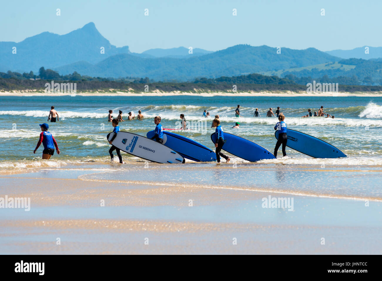 Scuola di surf sulla spiaggia principale, Byron Bay, NSW, Australia Foto Stock