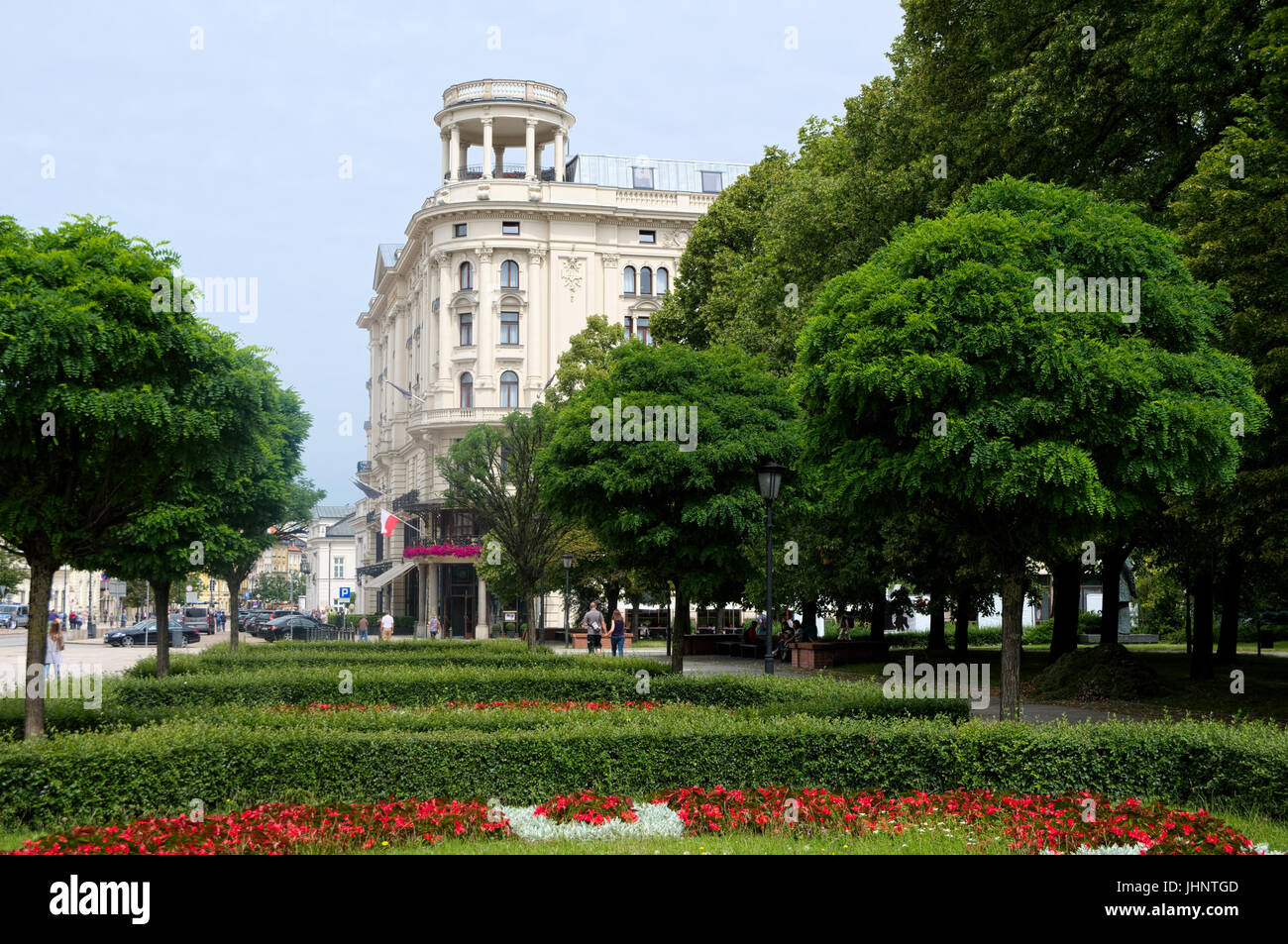 Varsavia, Polonia - 8 Luglio 2017: Varsavia, Polonia - 8 Luglio 2017: Piazza Jana Twardowskiego e Hotel Bristol si trova a Krakowskie Przedmiescie street Foto Stock