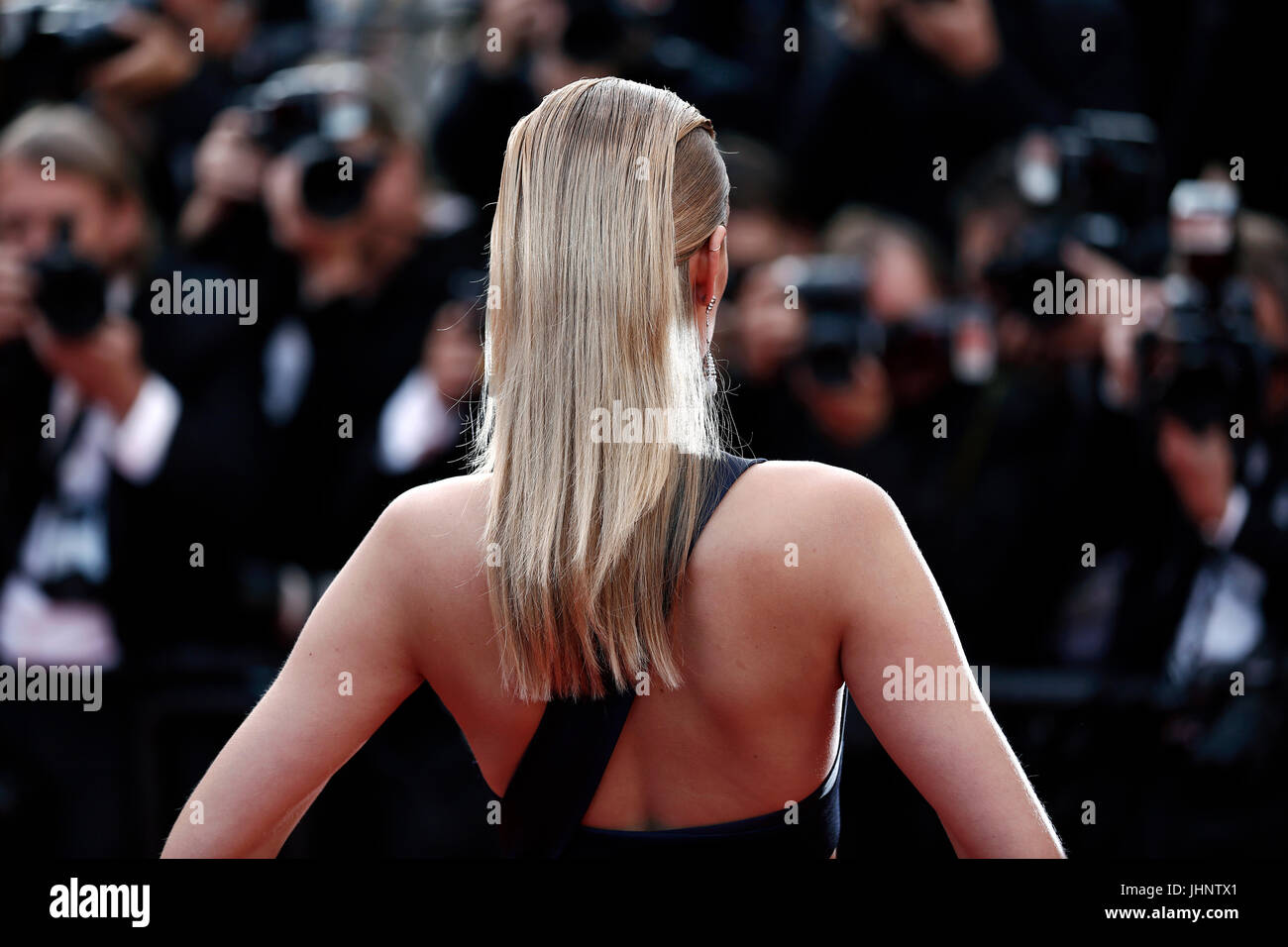 CANNES, Francia - 24 Maggio: Toni Garrn assiste il "ingannato" premiere durante il settantesimo festival di pellicola di Cannes il 24 maggio 2017 a Cannes, Francia. Foto Stock