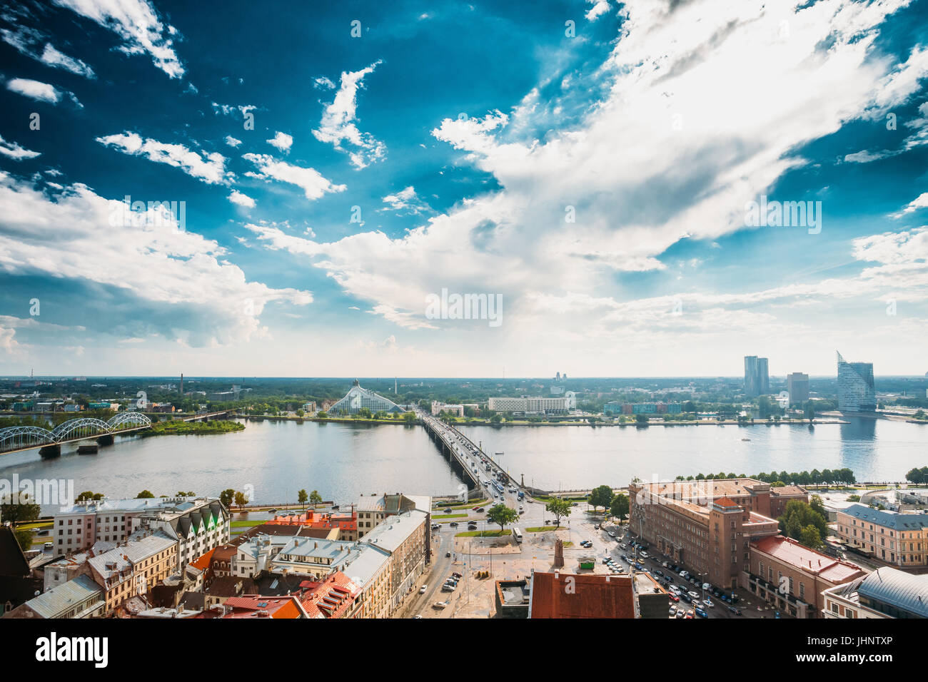 Riga, Lettonia. Il traffico su Akmens si inclina - Ponte di Pietra Street nel giorno d'estate. Vista dall'alto, vista aerea dell'edificio della Biblioteca Nazionale, chiamato Castello di luce o Foto Stock