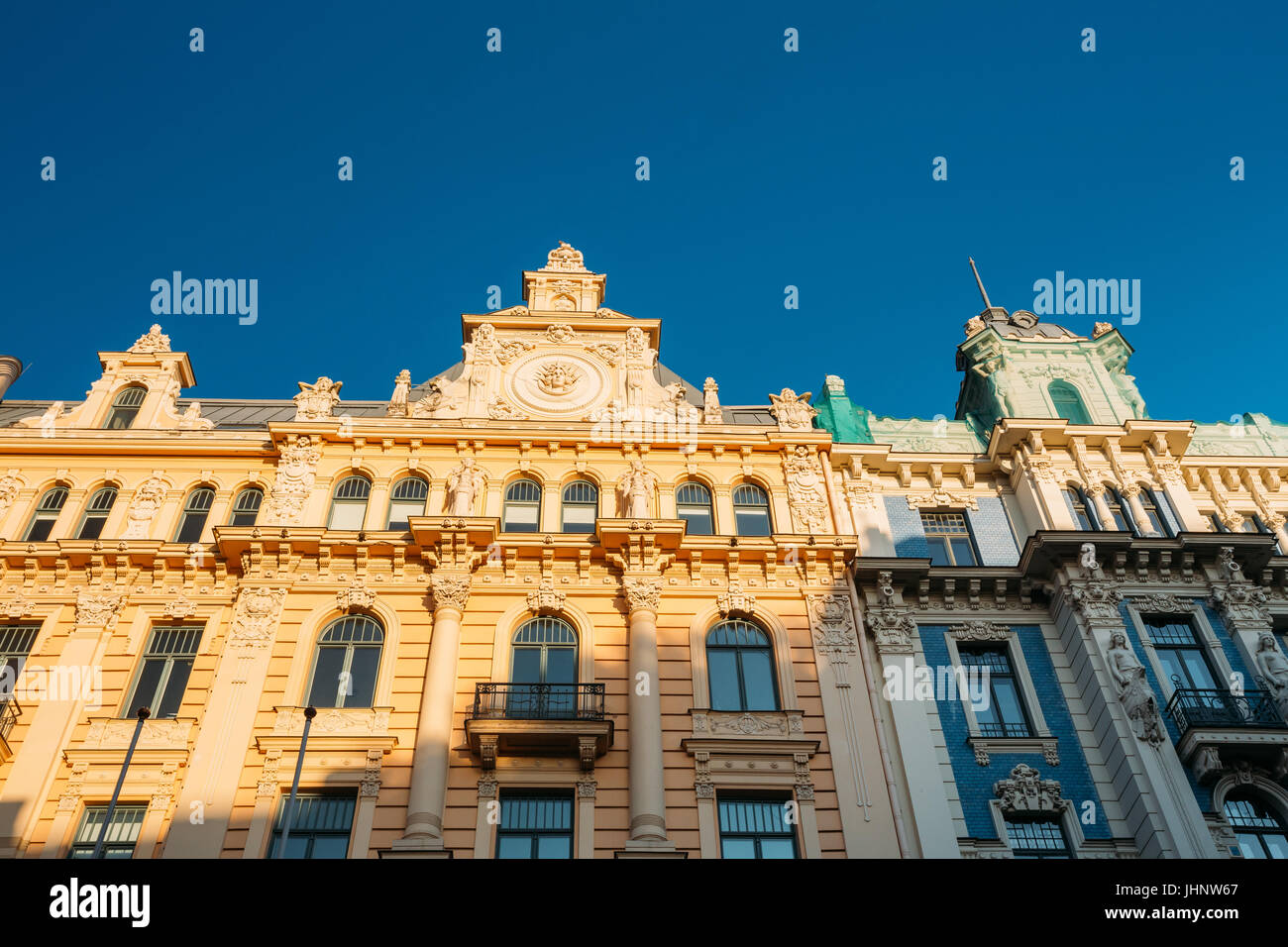 Riga, Lettonia. Facciata del vecchio edificio in Art Nouveau progettato da Mikhail Eisenstein su 13 Alberta Street, ospita attualmente la Graduate School of Law. Sunny D Foto Stock