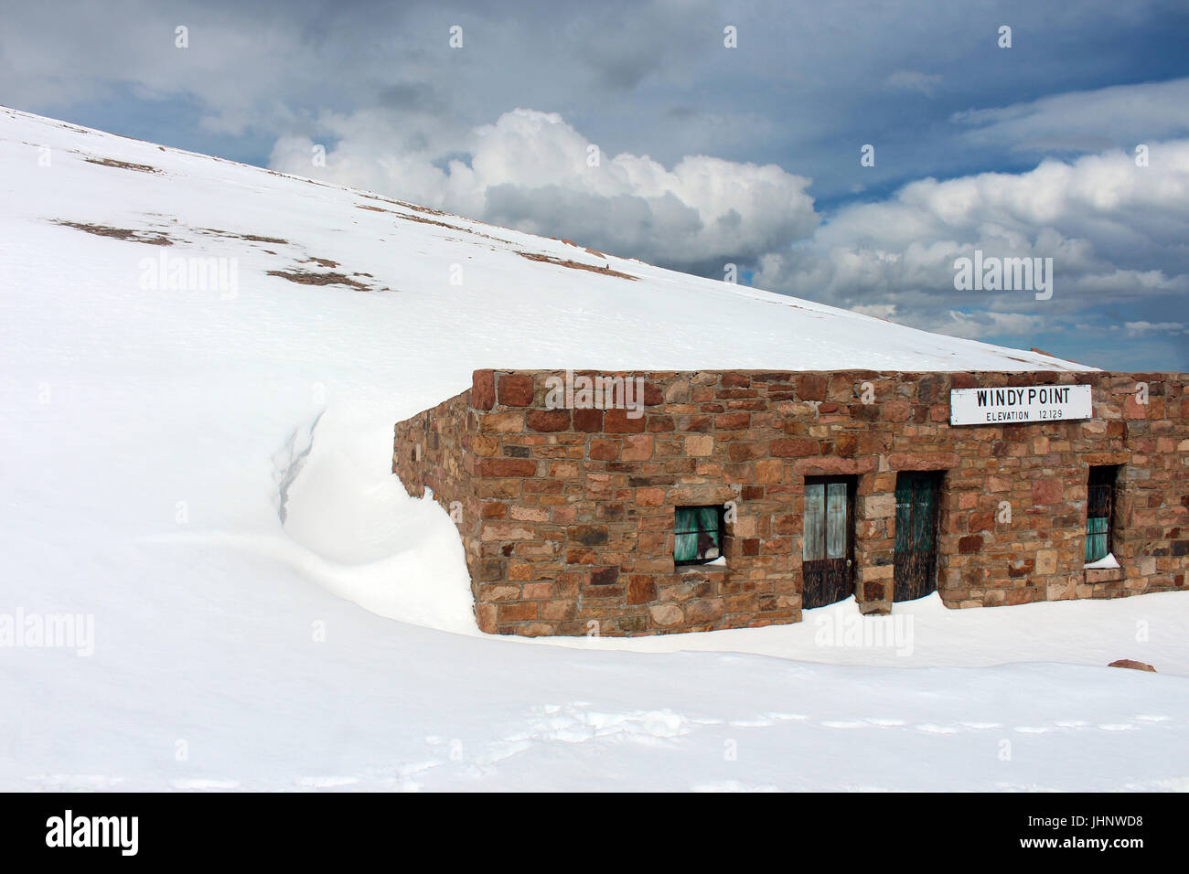 Punto di vento la costruzione di pietra su Pike Peak, quota 12,129, coperto di neve a maggio in Pike National Forest, Colorado, STATI UNITI D'AMERICA Foto Stock
