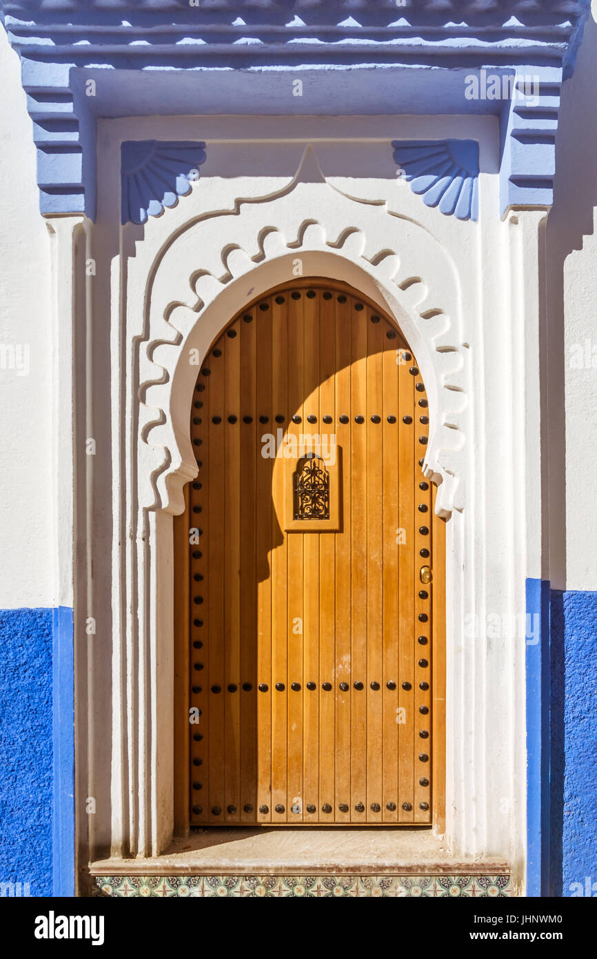Porta marocchina nella medina di Chefchaouen, Nord del Marocco Foto Stock