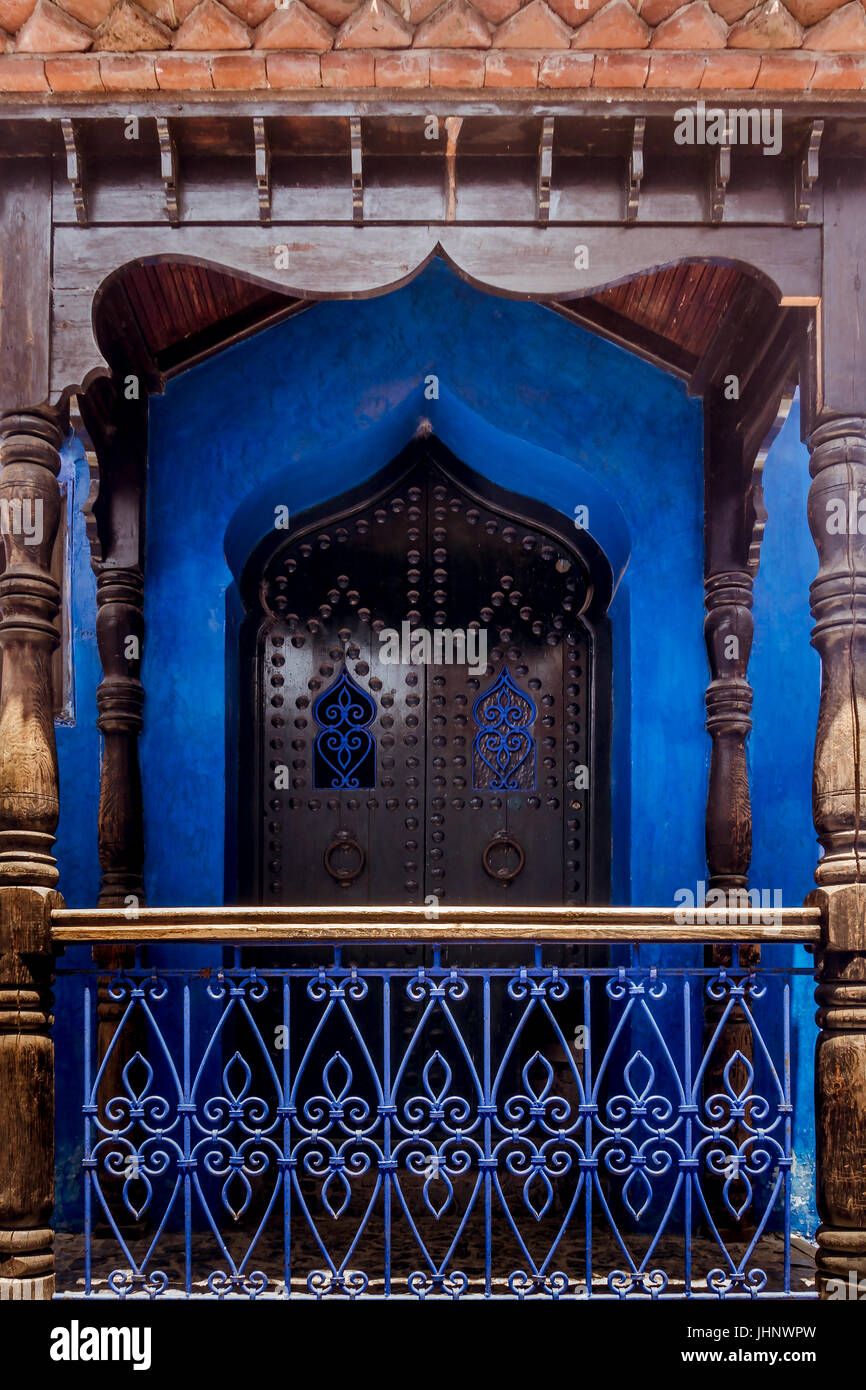 Porta marocchina nella medina di Chefchaouen, Nord del Marocco Foto Stock
