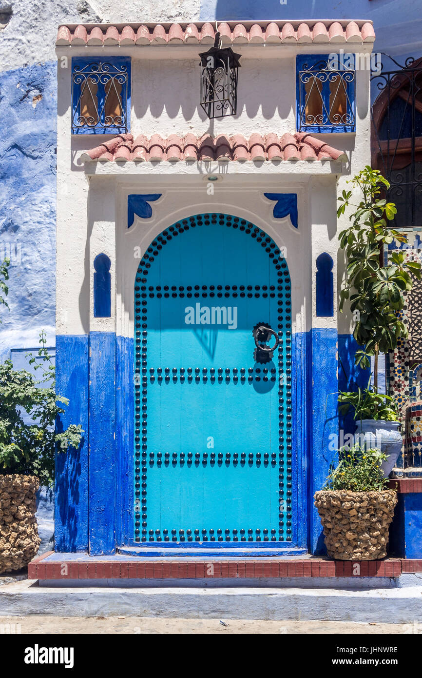 Porta marocchina nella medina di Chefchaouen, Nord del Marocco Foto Stock