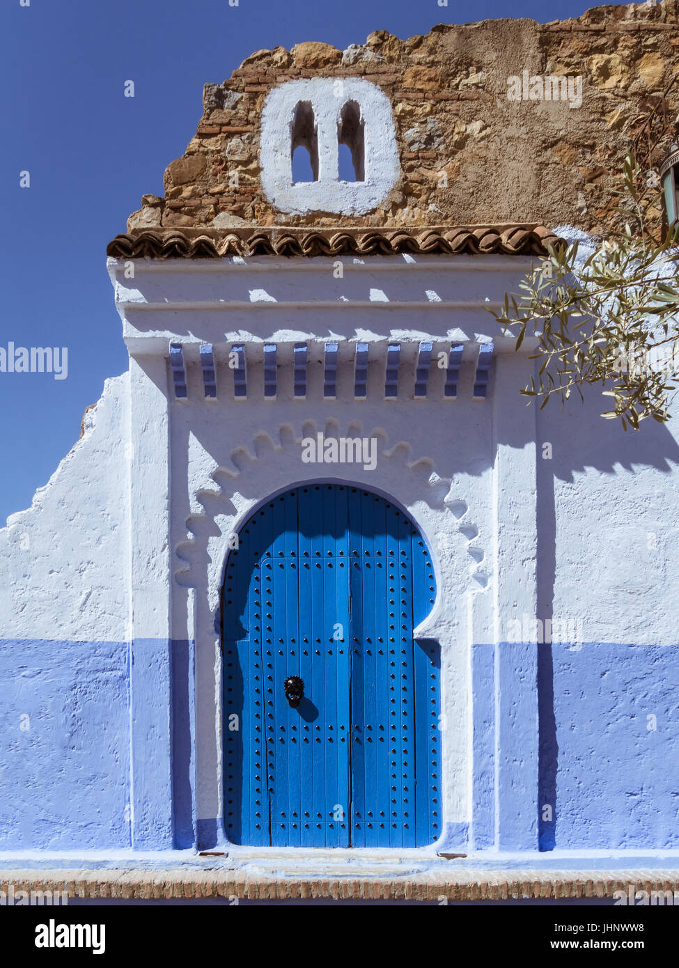 La porta di ingresso nella città di Chefchaouen, Nord del Marocco Foto Stock
