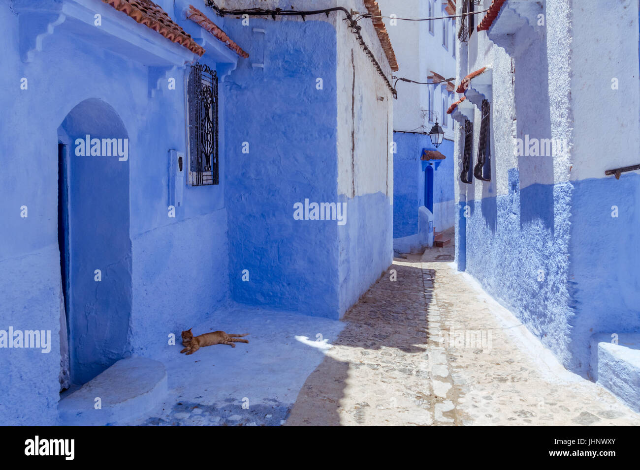 Vicolo della Medina di blu di Chefchaouen, Marocco Foto Stock