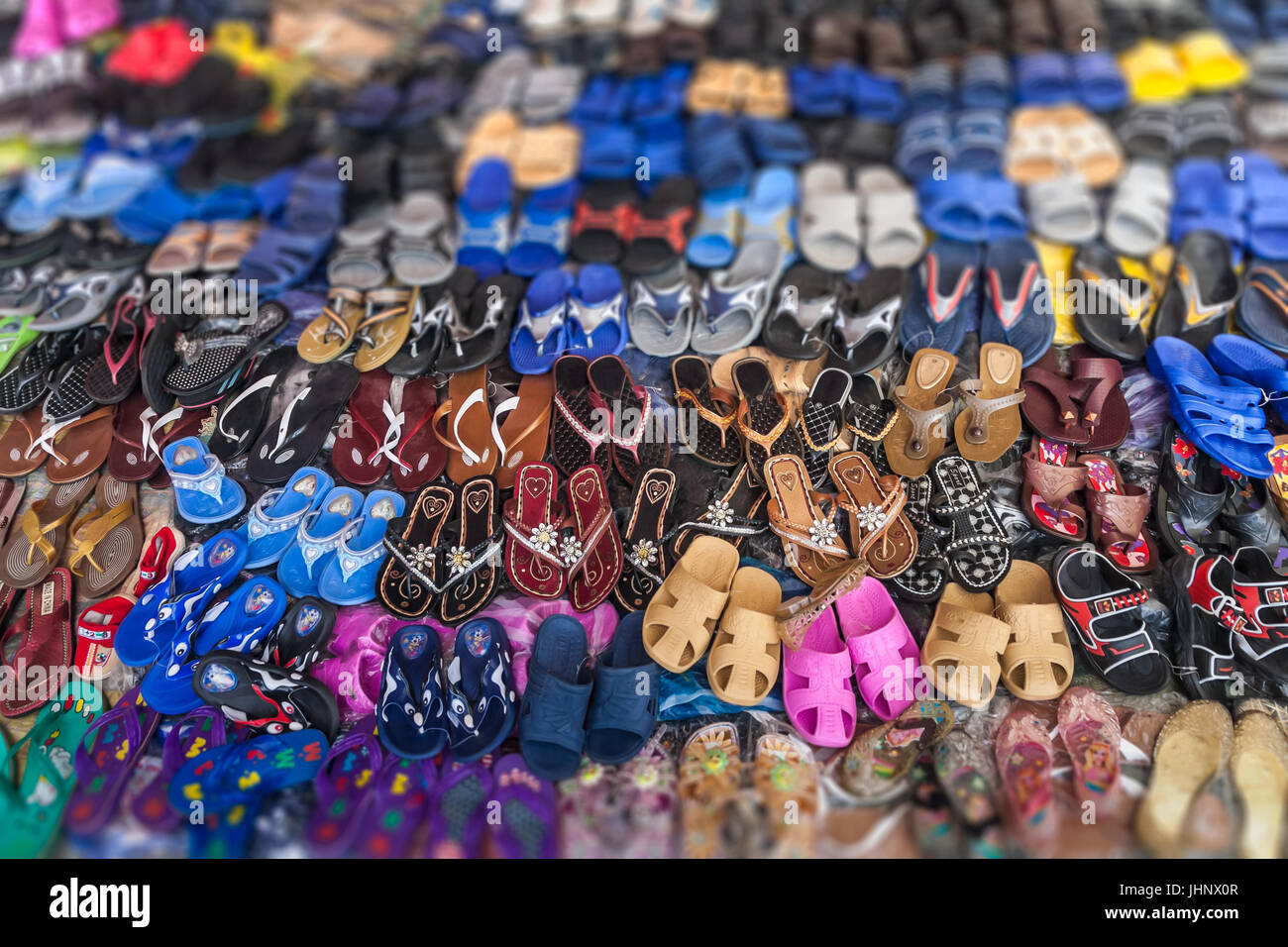 Visualizzazione delle scarpe in un mercato di strada del Madagascar Foto Stock