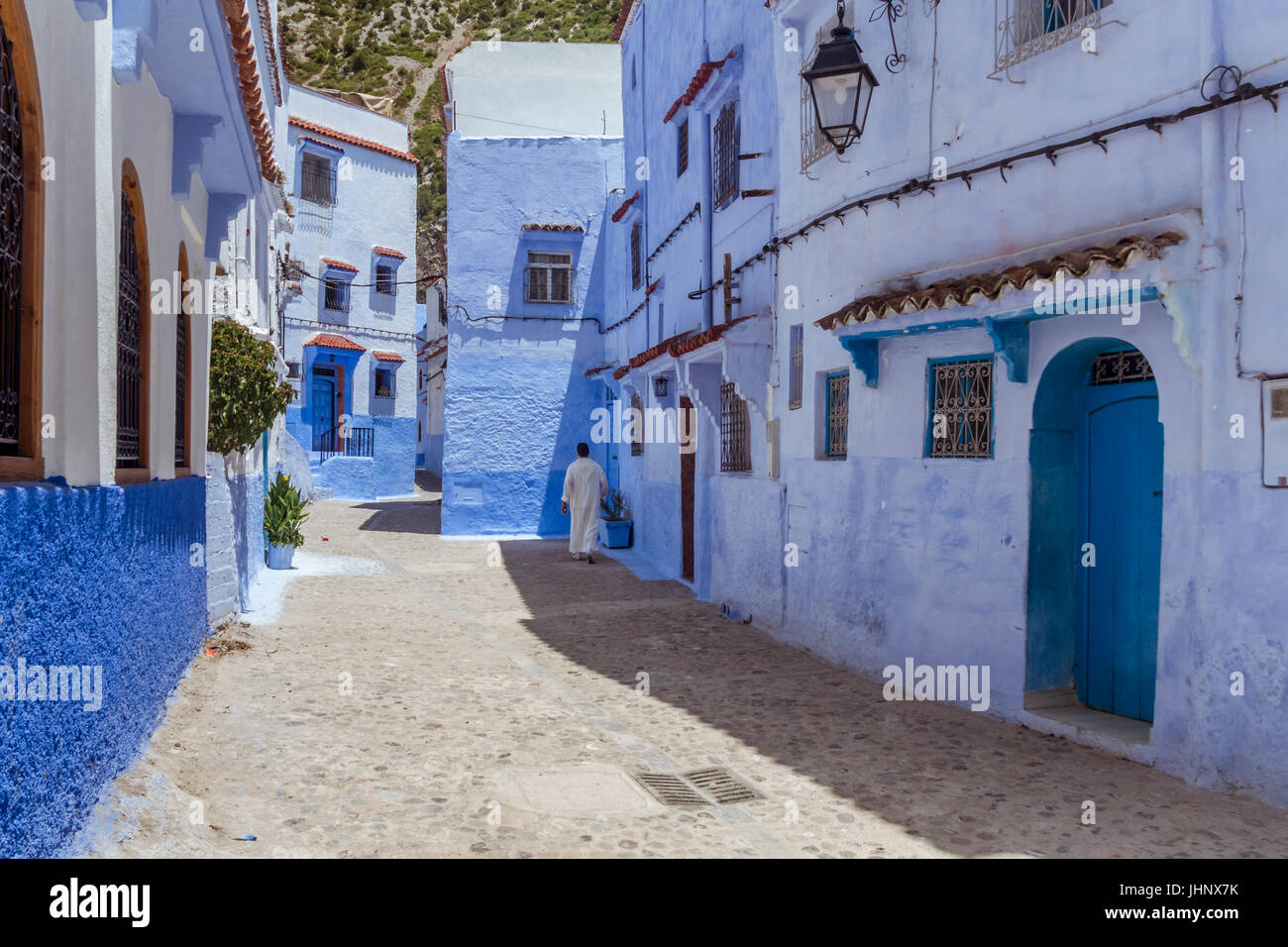 Chefchaouen, Marocco, luglio 18, 2015 : un uomo marocchino per le strade della medina di Chefchaouen, Nord del Marocco. Foto Stock