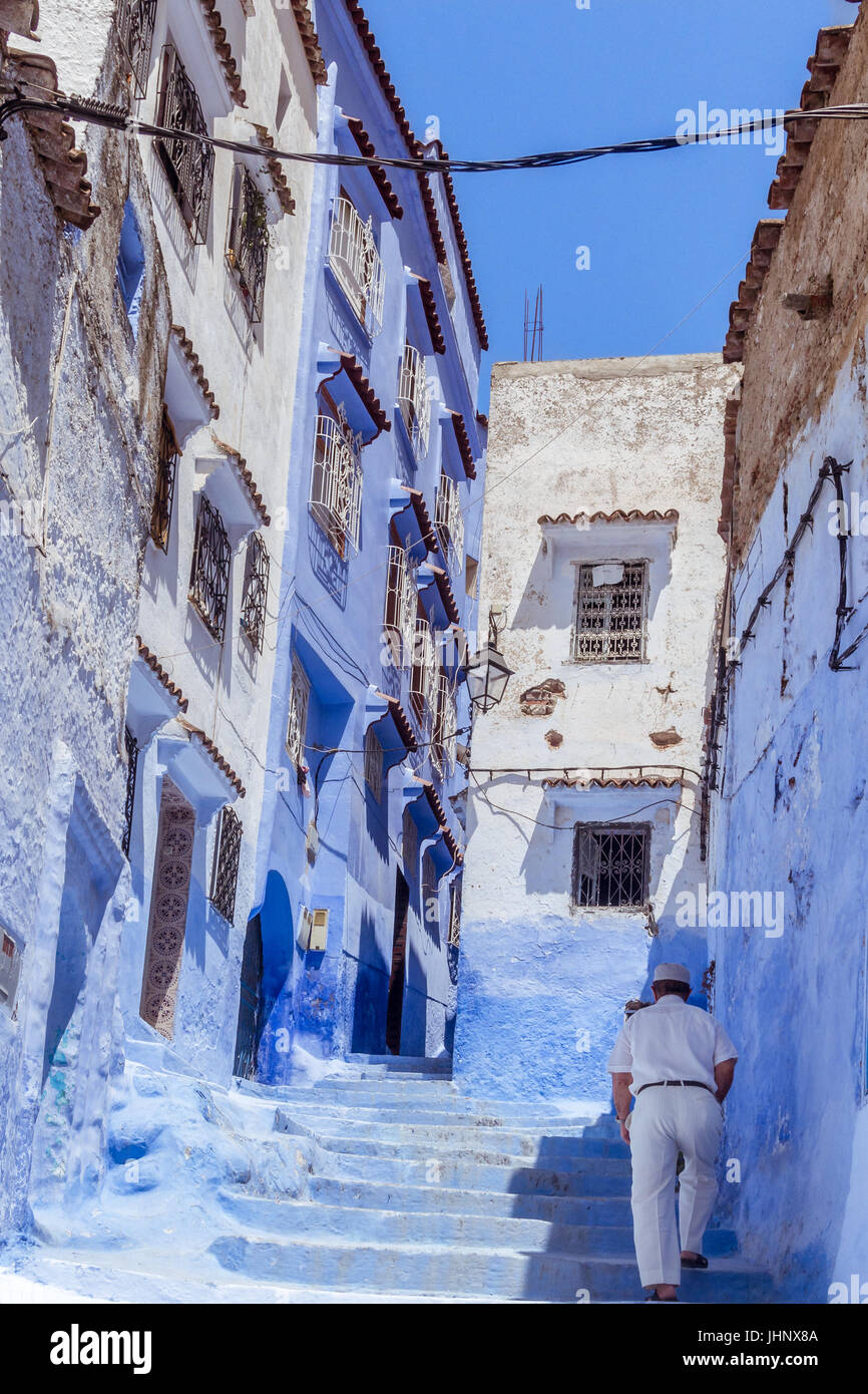18 luglio 2015 : un uomo marocchino salendo la scalinata della medina di Chefchaouen, Nord del Marocco. Foto Stock