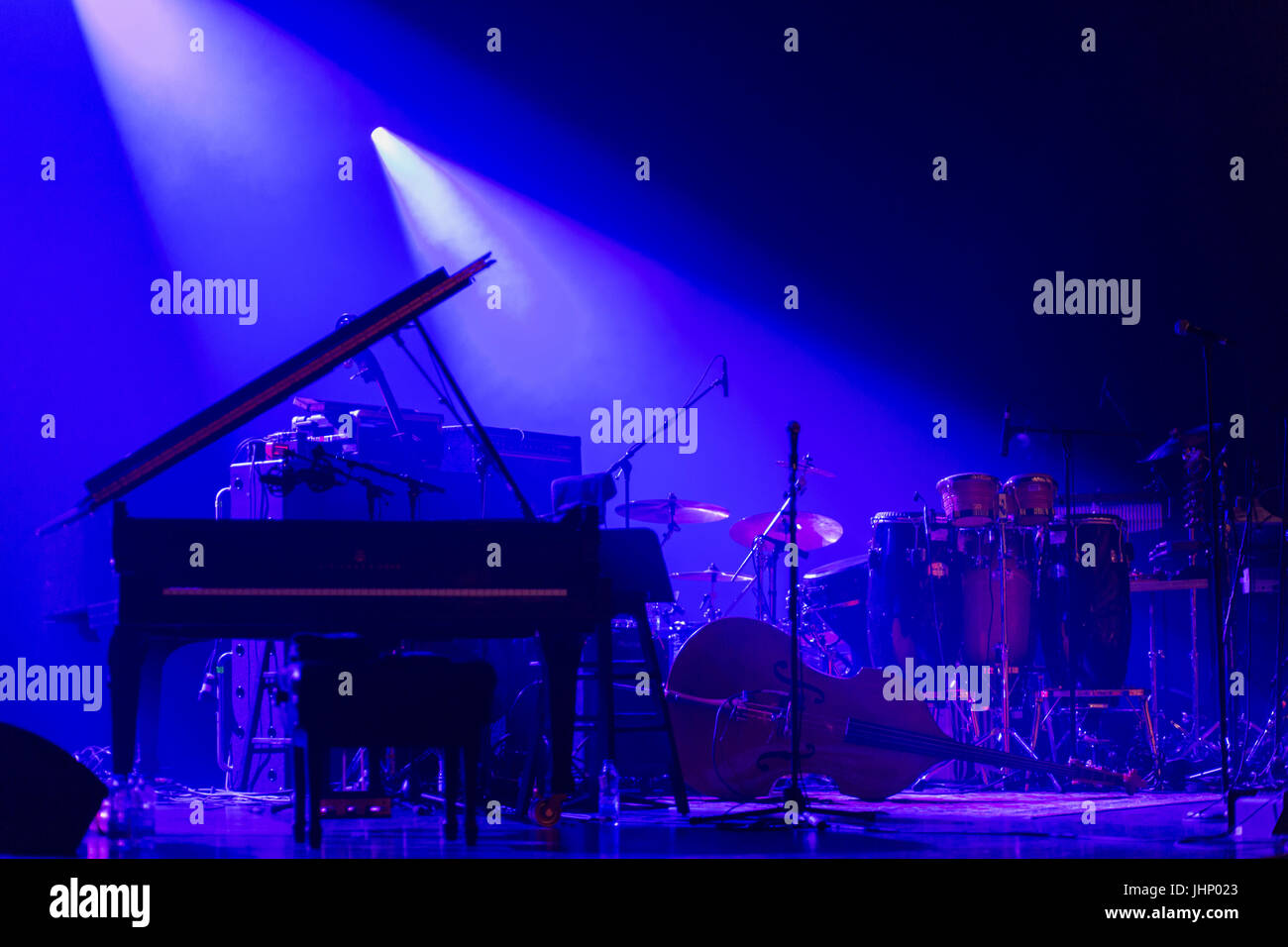 Strumenti musicali su un palco con una suggestiva illuminazione del palcoscenico Foto Stock