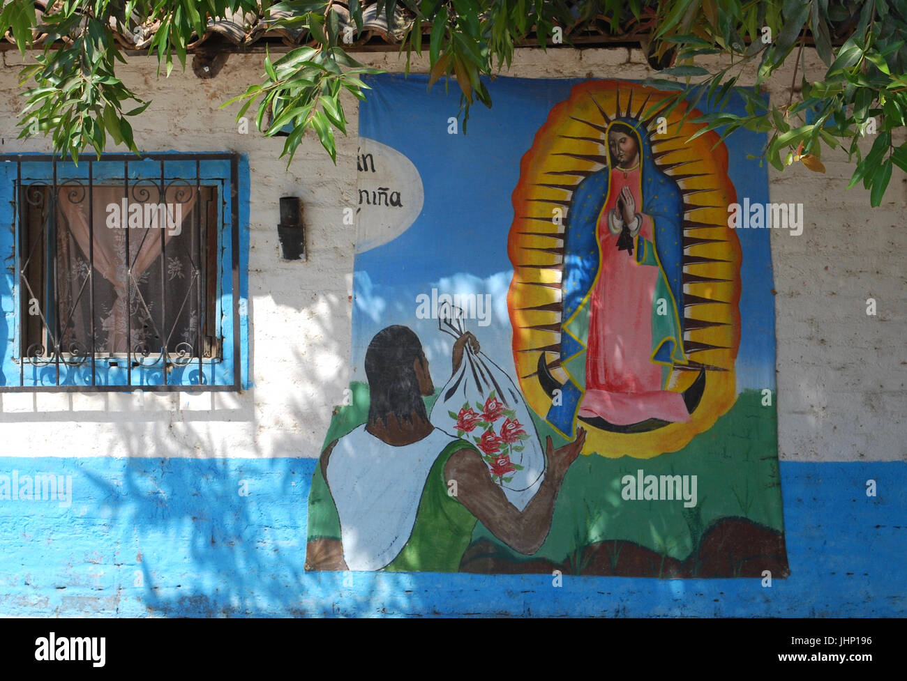 Vergine di Guadalupe murale dipinto su una casa a El Tuito,jalisco, Messico Foto Stock