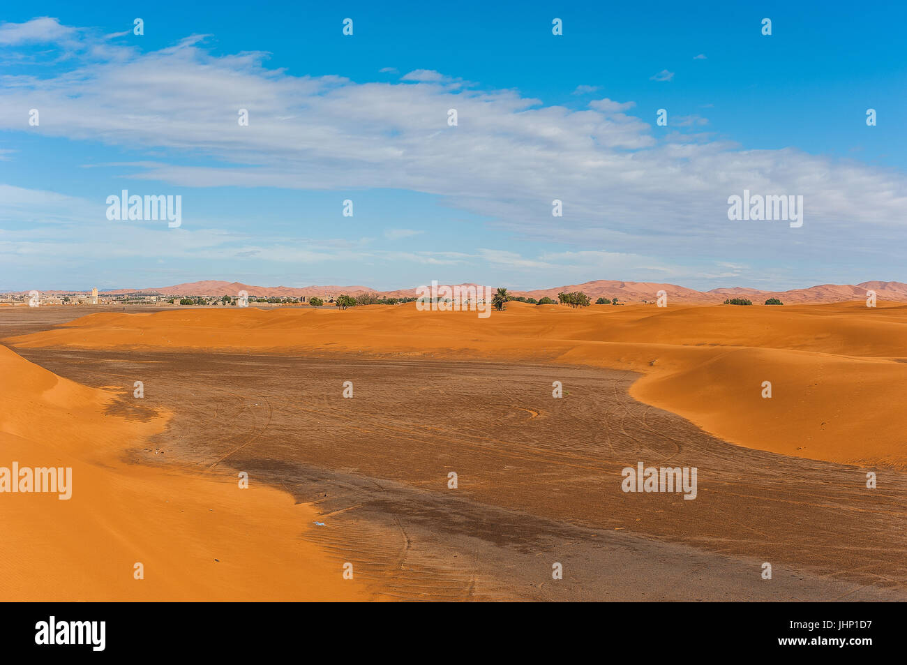 Vista dalle dune di Merzouga città in Marocco, Africa Foto Stock