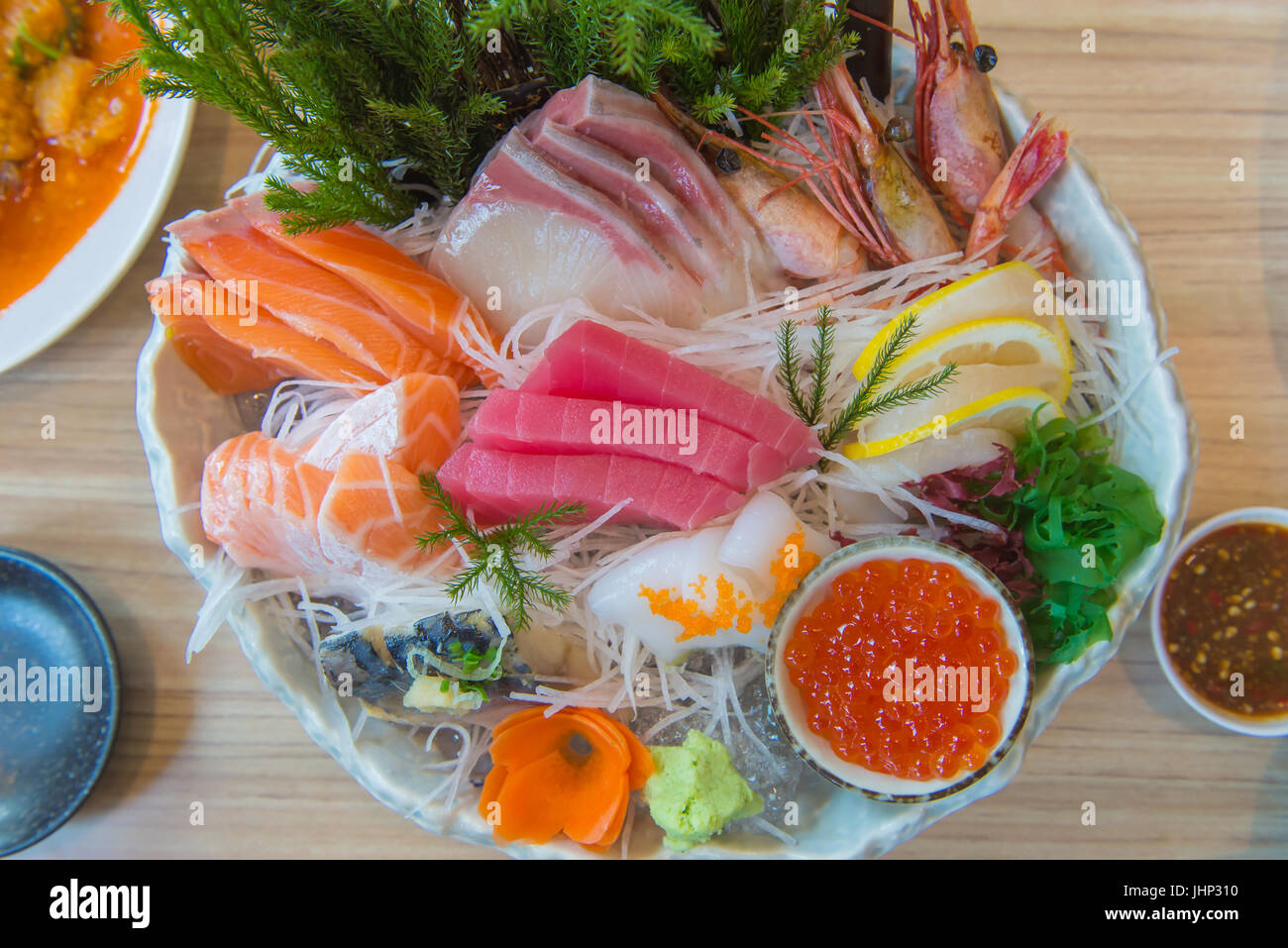 Salmone crudo Sushi Sashimi con gamberi sulla piastra, il cibo giapponese. Foto Stock