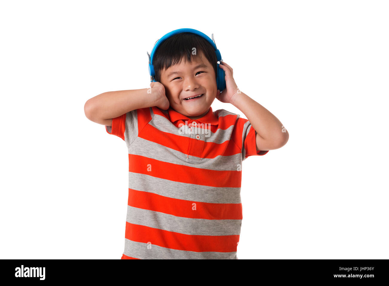 La musica e il concetto di tecnologia.asian ragazzino con le cuffie su sfondo bianco Foto Stock