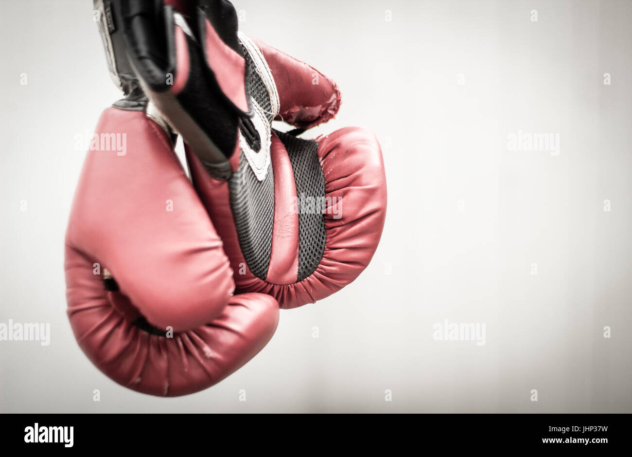 Fotografia di una coppia di rosso guantoni da pugilato Foto Stock