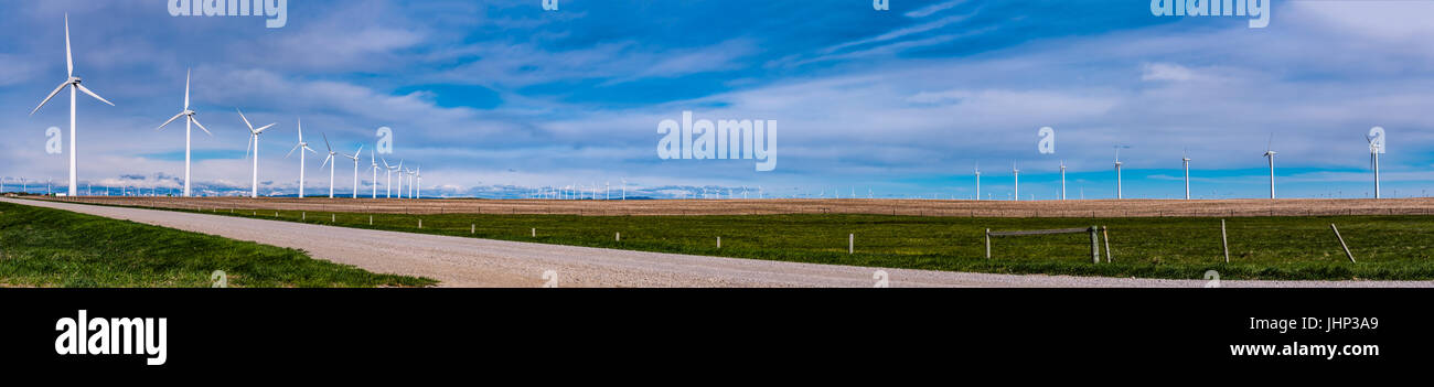 Alimentazione elettrica generting mulini a vento nelle praterie e colline ai piedi delle Montagne Rocciose Alberta Canada Foto Stock