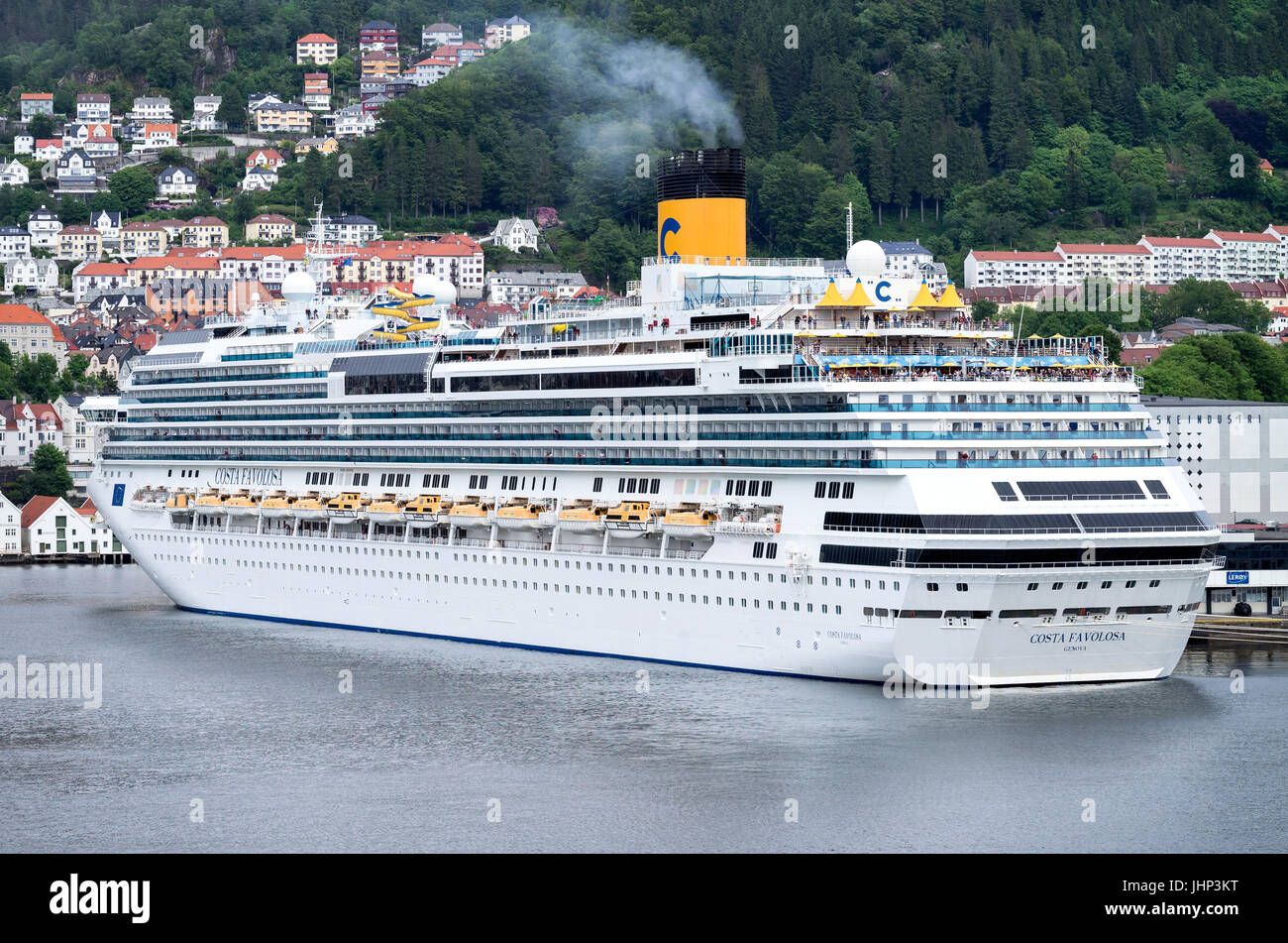 Sc favolosa costa di Bergen, Norvegia. Costa Crociere è un italiano di  linea di crociera, con sede in Genova e sotto il controllo del comando di  Carnival Corporation & plc Foto stock -