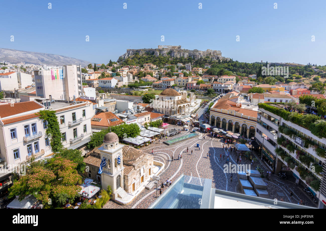 Athens, Grecia - 14 giugno 2017. Le persone che visitano la piazza Monastiraki come visto da un alto punto di vista. Akropolis e Plaka in background Foto Stock