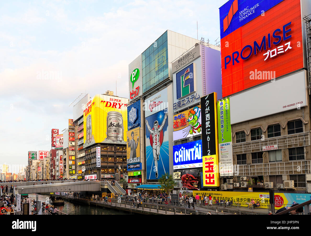 OSAKA - 3 maggio : area Dotonbori con il famoso Glico firma nel giorno di estate . Maggio 3, 2017 in Osaka , il Giappone. Dotonbori è ora Osaka primario del des turistica Foto Stock