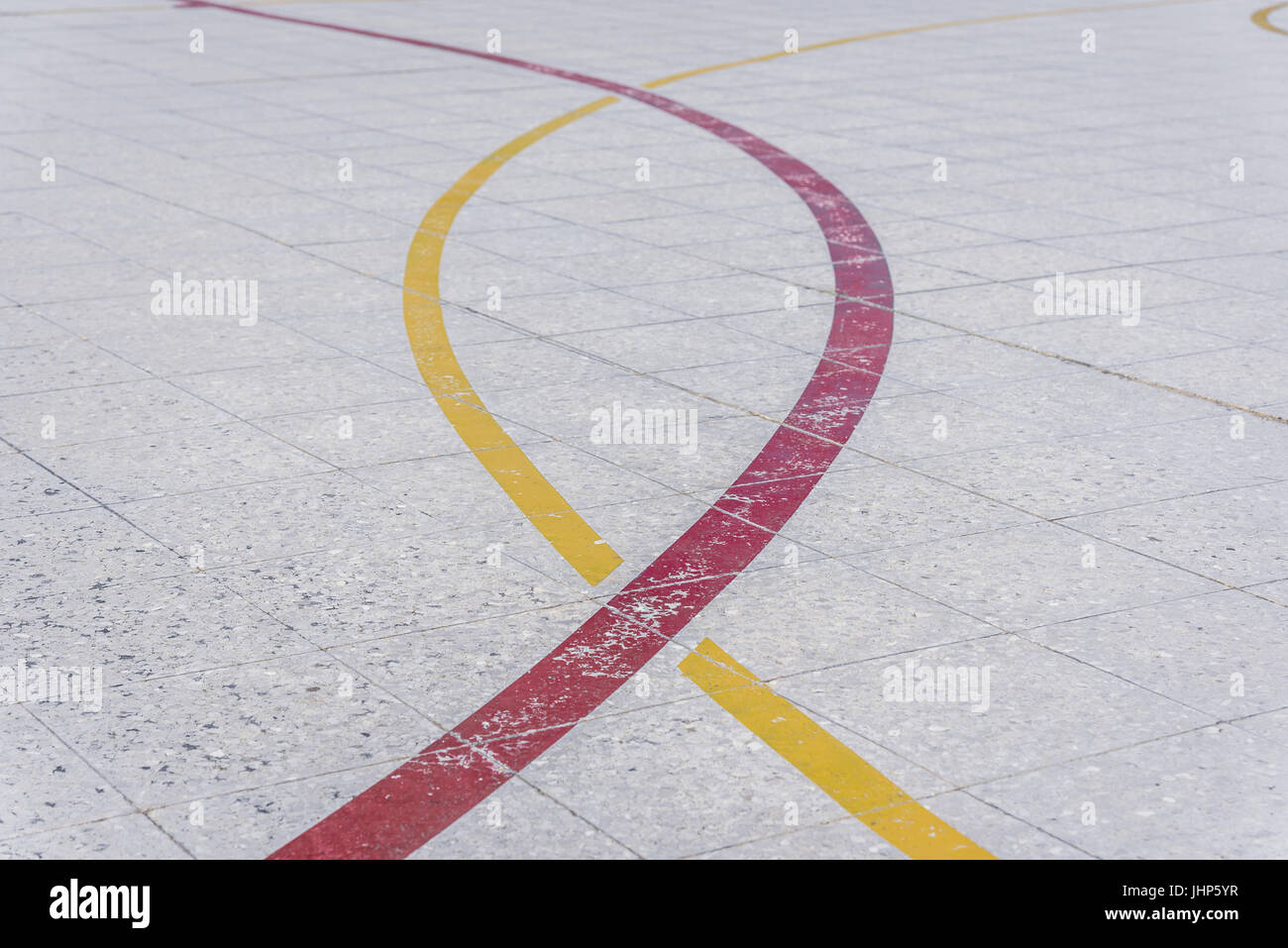 Le linee colorate di un calcio e il campo da basket. Foto Stock