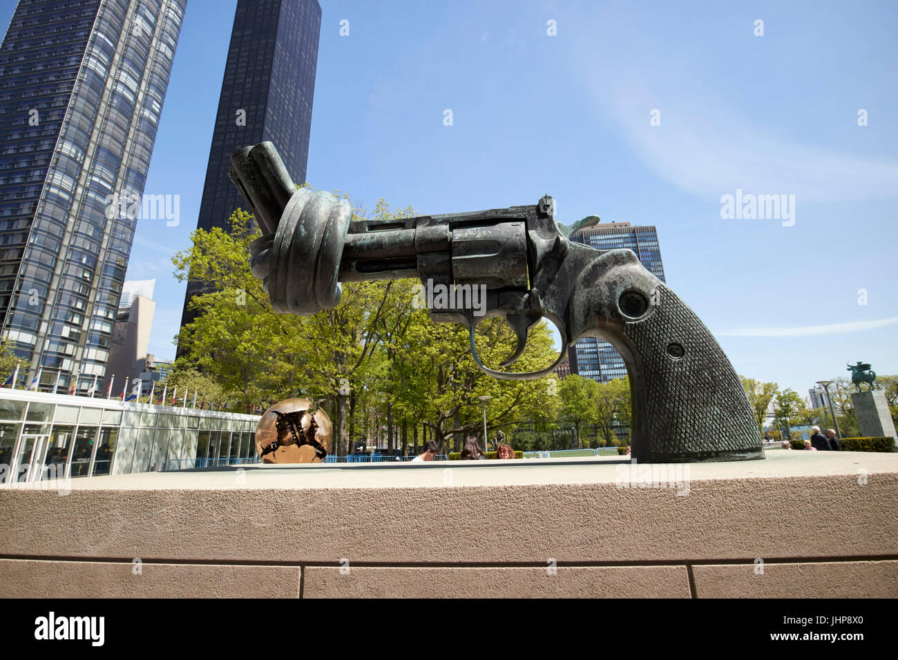 Legato canna della pistola non-violenza scultura nella motivazione delle Nazioni Unite di New York City STATI UNITI D'AMERICA Foto Stock
