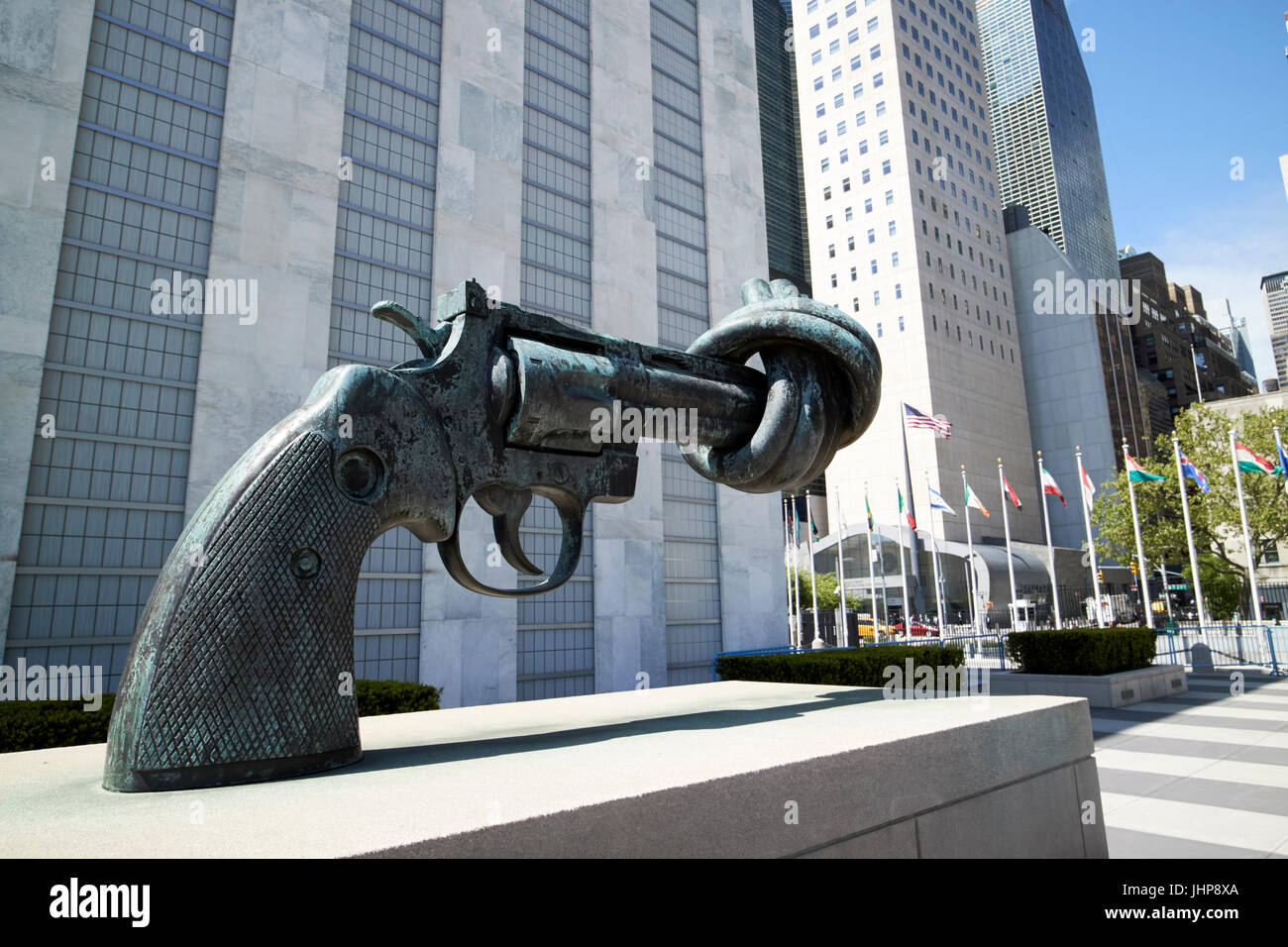 Legato canna della pistola non-violenza scultura nella motivazione delle Nazioni Unite di New York City STATI UNITI D'AMERICA Foto Stock