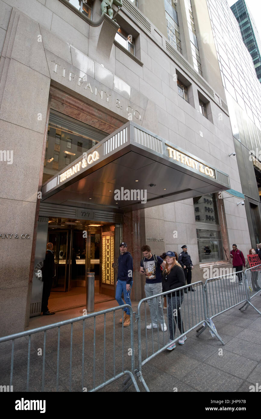 Tiffany & Co Fifth Avenue con le barriere all'esterno a causa della vicinanza di Trump Tower New York City USA Foto Stock