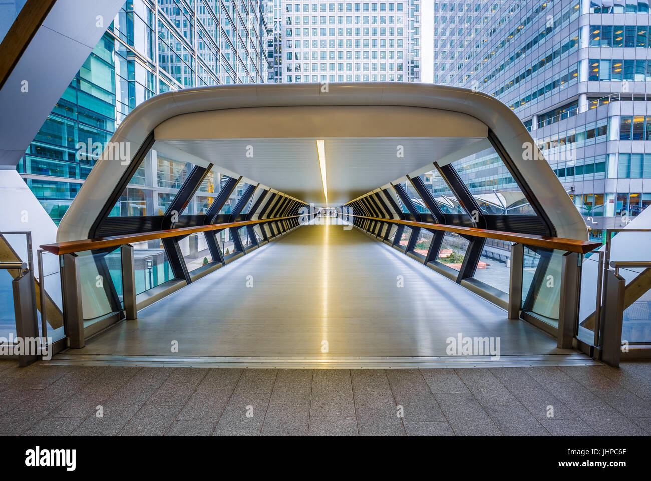 Londra, Inghilterra - pedonale pubblica cross rail passerella al quartiere finanziario di Canary Wharf con grattacieli Foto Stock