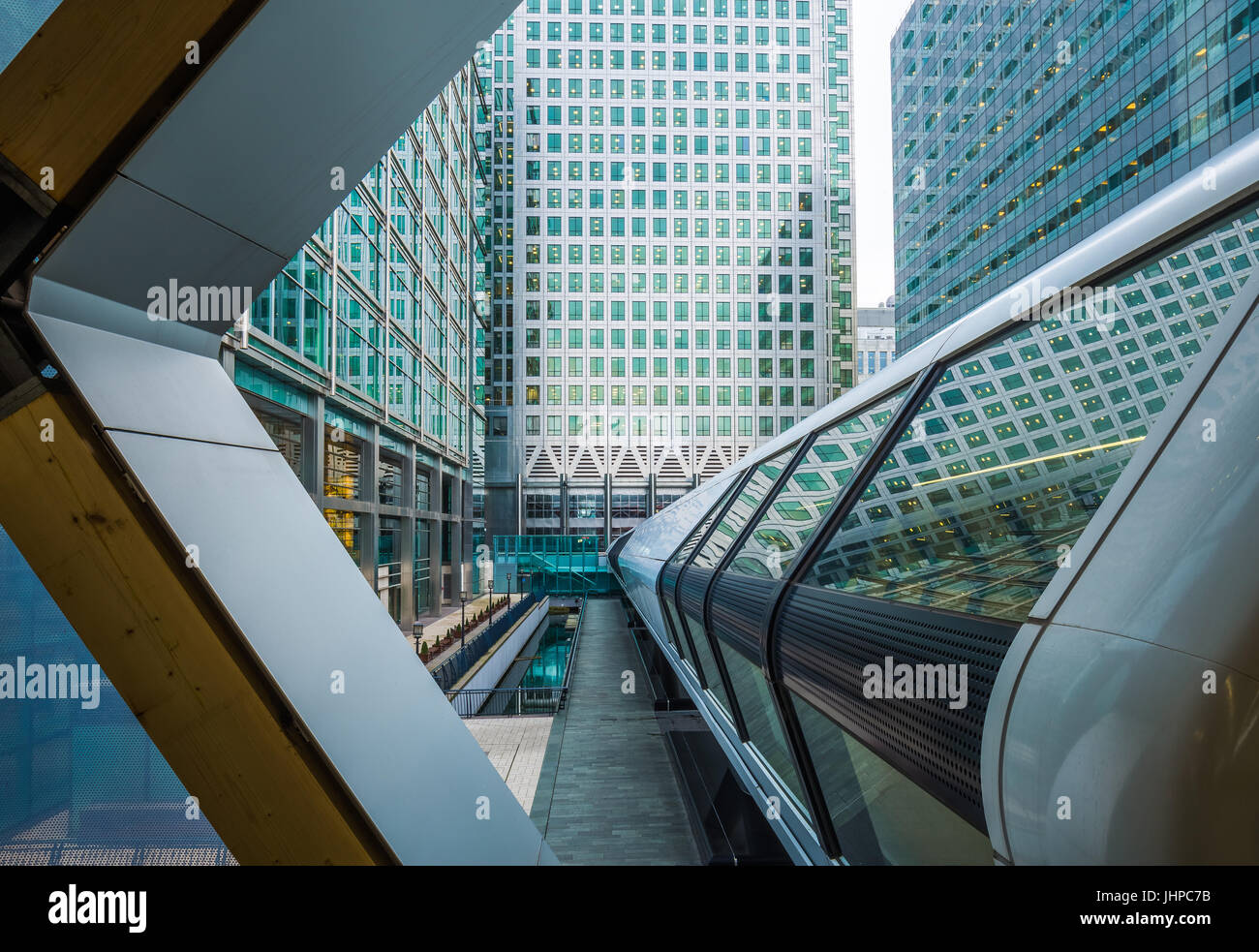 Londra, Inghilterra - pedonale pubblica cross rail passerella al quartiere finanziario di Canary Wharf con grattacieli Foto Stock