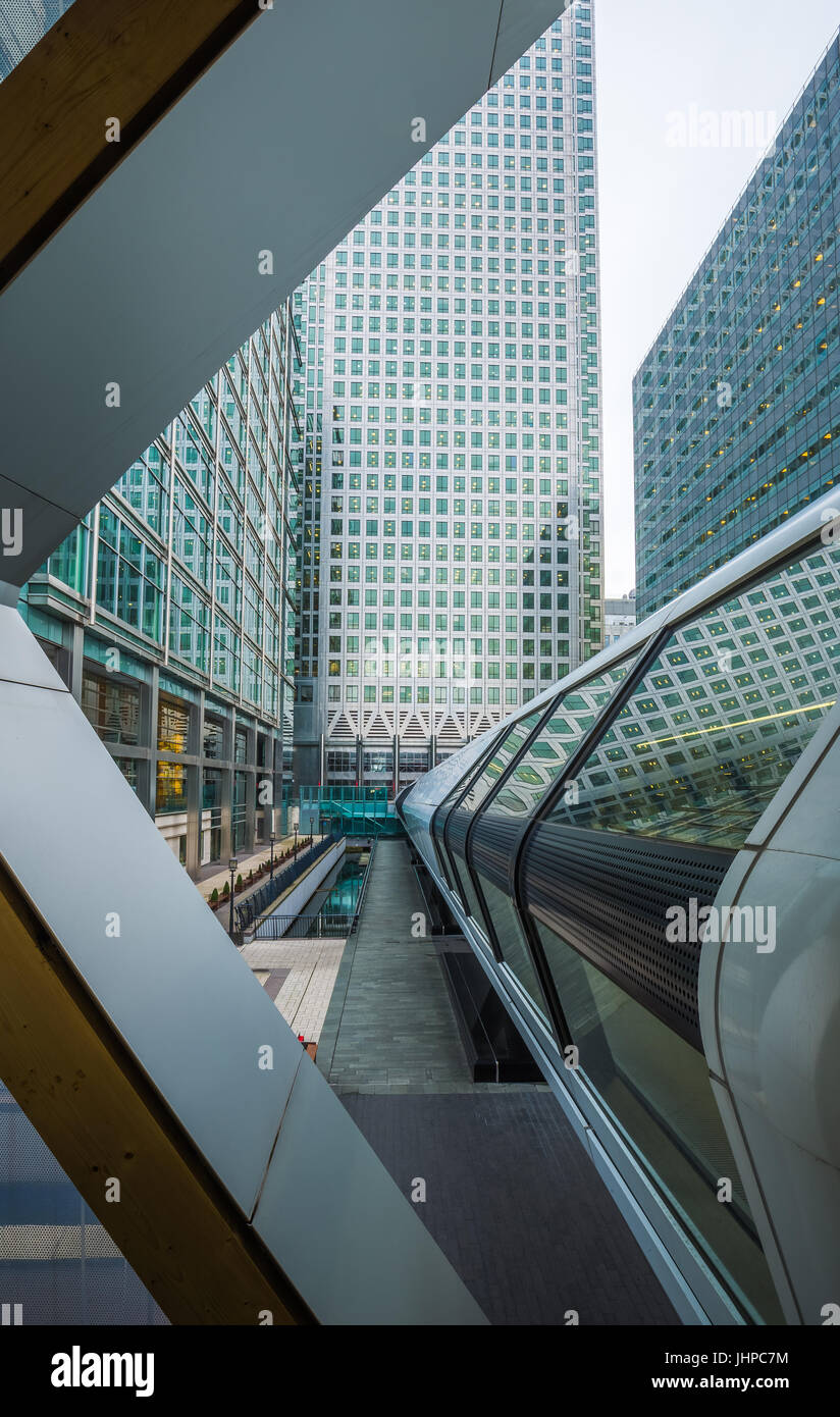 Londra, Inghilterra - Pubblico crossrail passerella e i grattacieli del quartiere finanziario di Canary Wharf Foto Stock