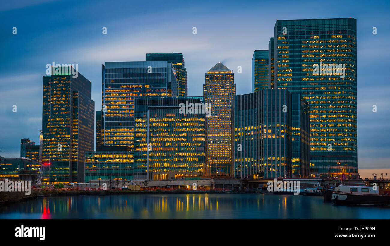 Londra, Inghilterra - i grattacieli di Canary Wharf, il famoso quartiere finanziario di Londra al blue ora Foto Stock