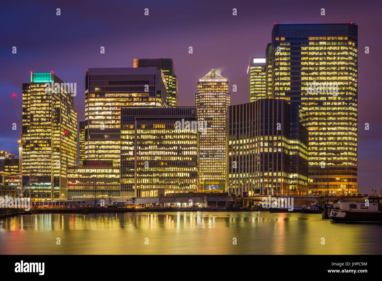 Londra, Inghilterra - i grattacieli di Canary Wharf, il famoso quartiere finanziario di Londra al blue ora Foto Stock