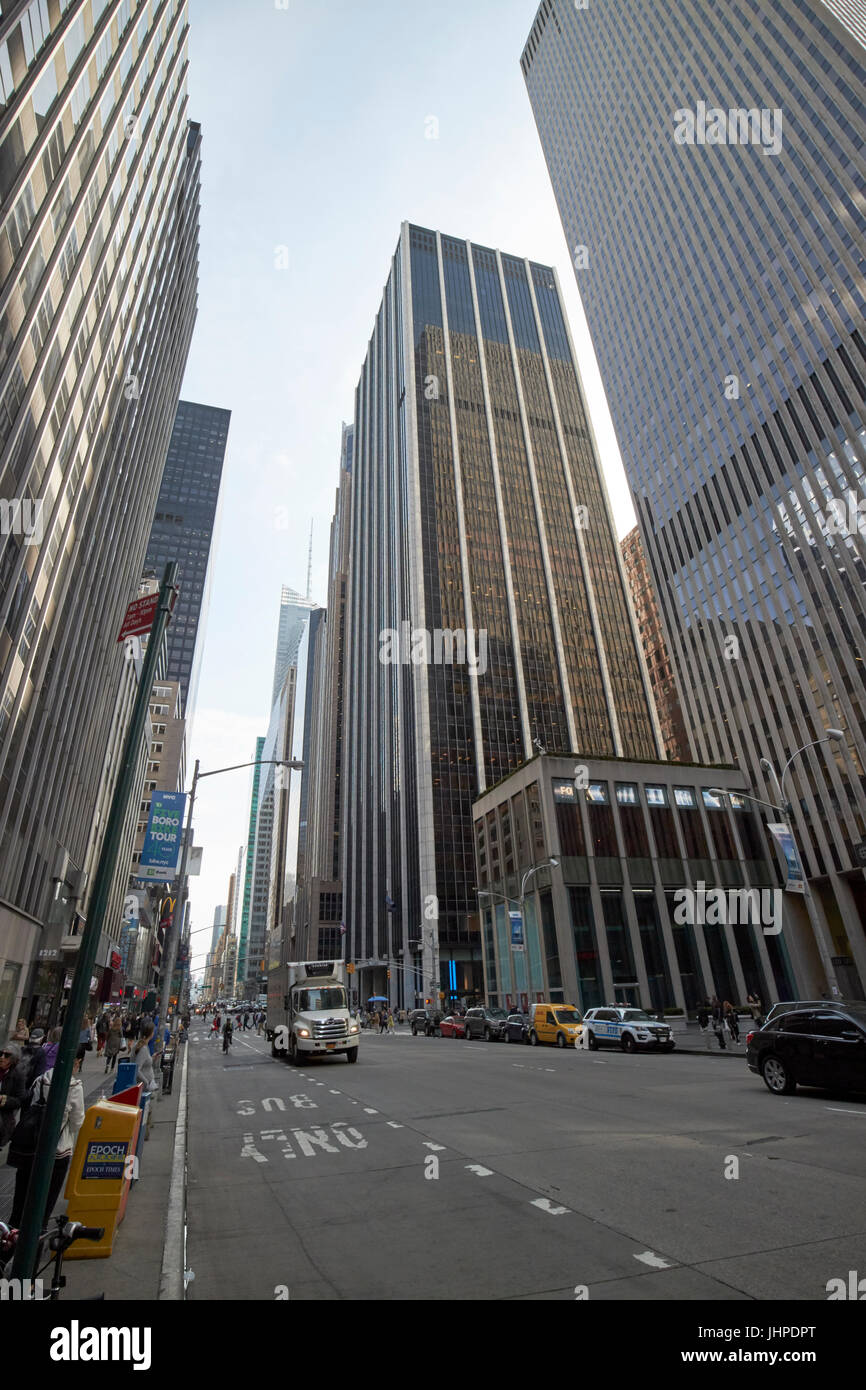 Guardando a sud verso il basso lungo la sesta Avenue dal Rockefeller Center di New York City STATI UNITI D'AMERICA Foto Stock