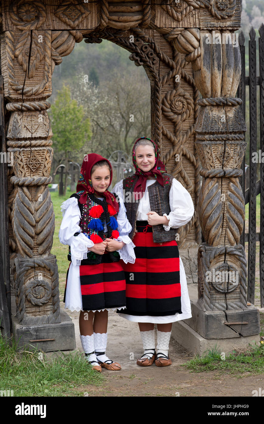 Retro di un riccamente decorate corpetto tradizionale villaggio di breb, distretto di maramures, Romania Foto Stock