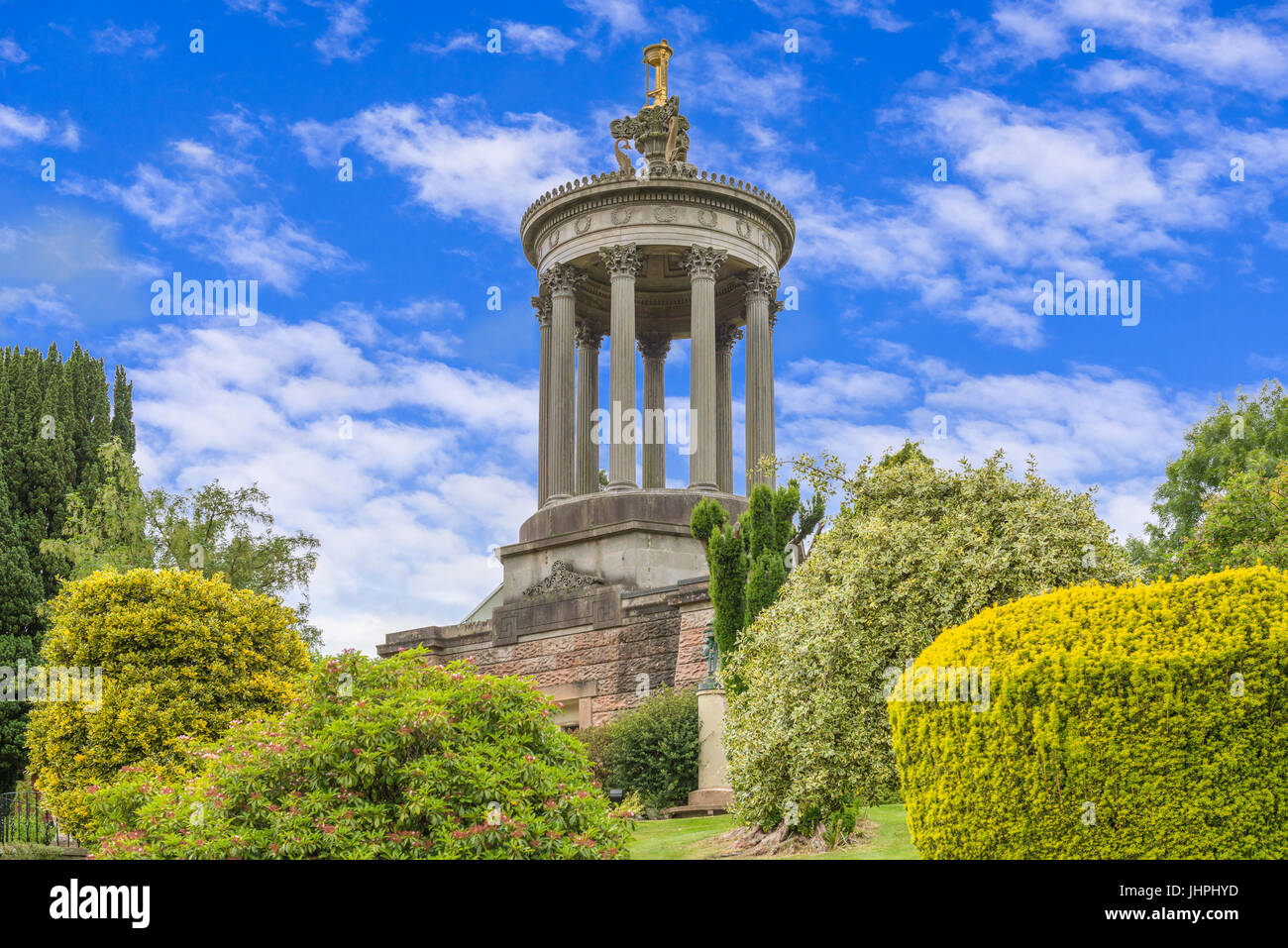 Monumento di Burns in Alloway Ayr impostato nel Burns Memorial Gardens in un giorno chiaro con cieli blu Foto Stock