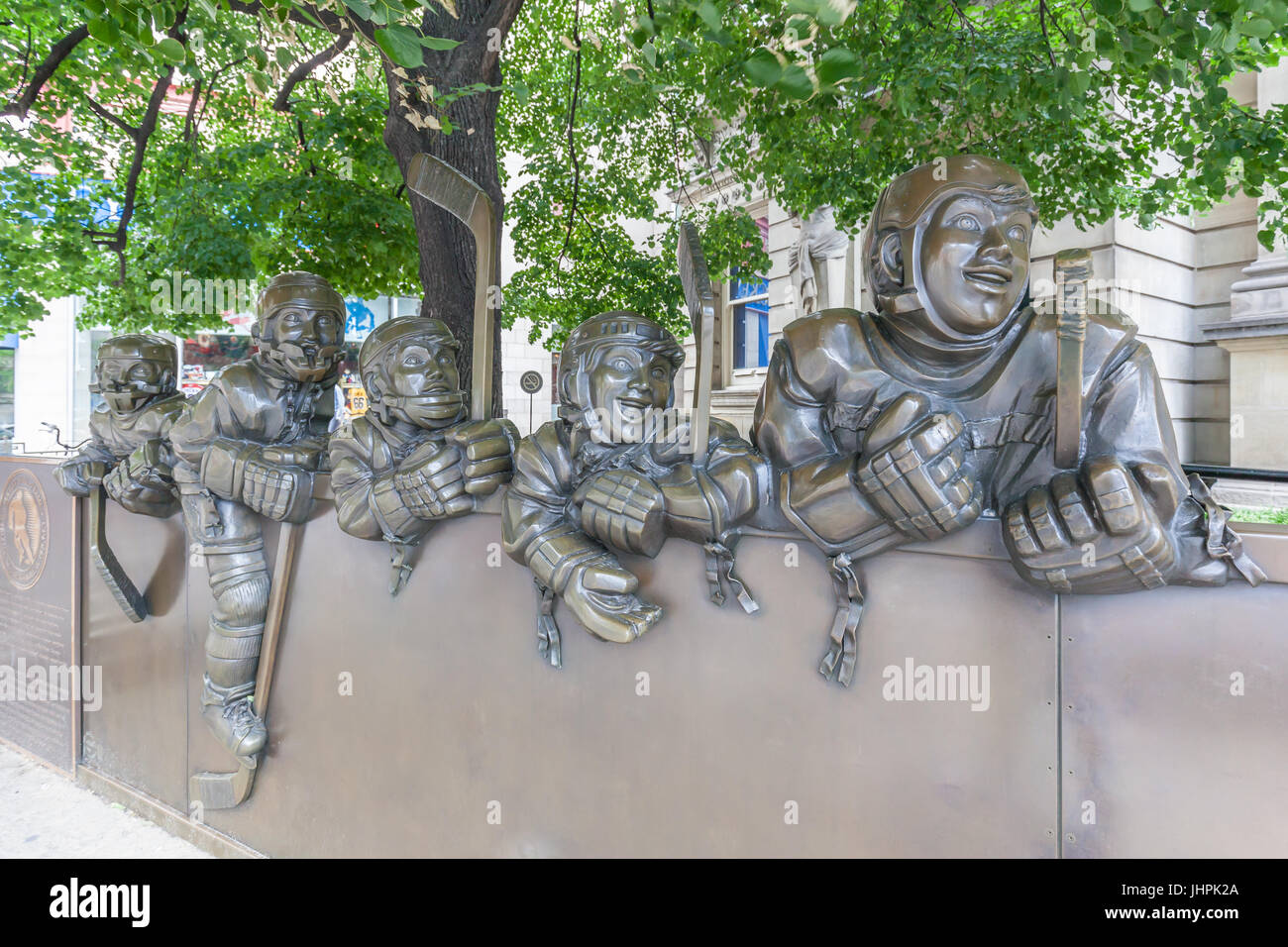Scultura in bronzo "Our Game" di Edie Parker all'esterno dell'edificio Hockey Hall of Fame di Toronto Foto Stock