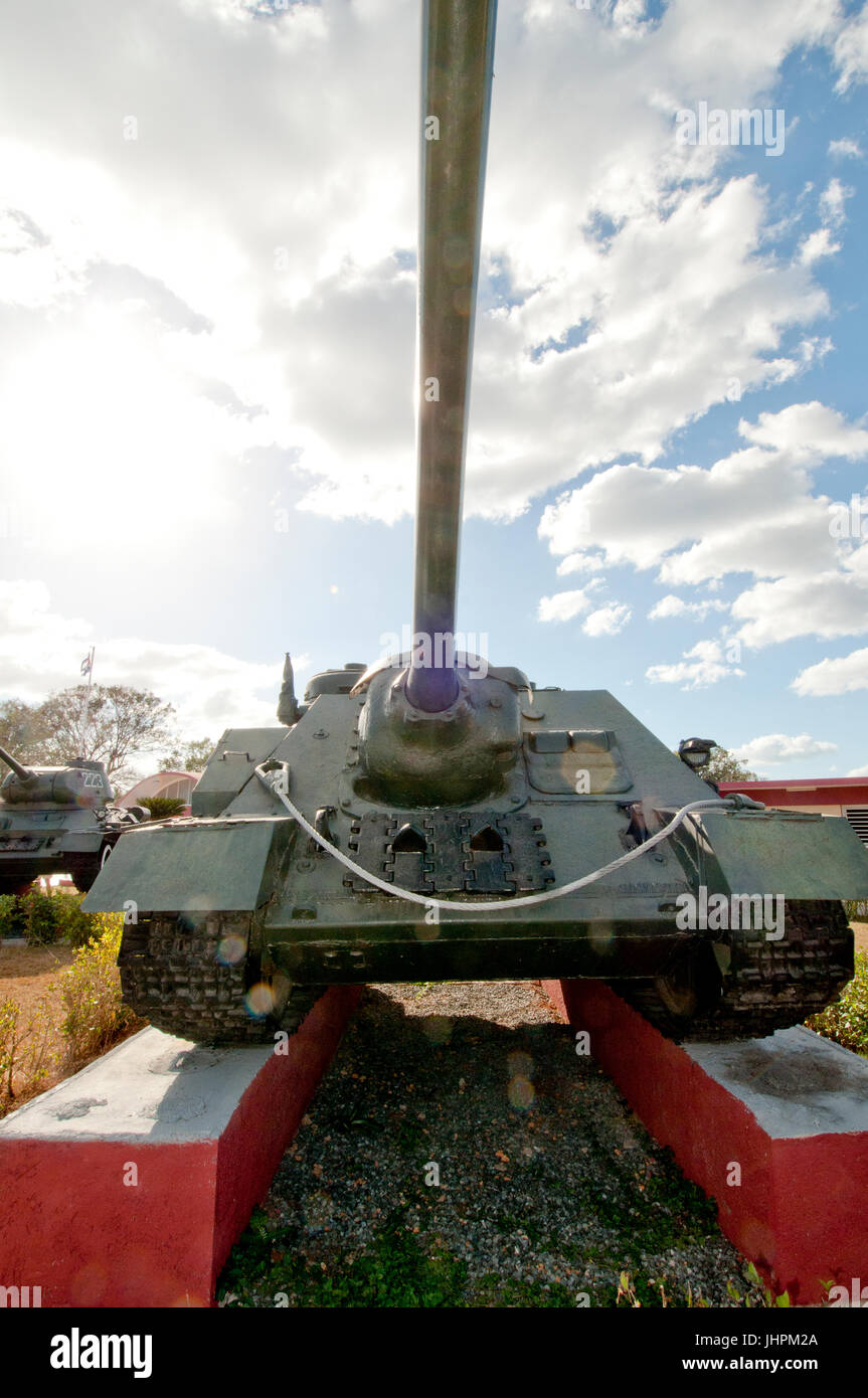 Unione Sovietica SAU-100 battaglia serbatoio utilizzato dai cubani in l invasione di Baia dei Porci in aprile 1961 sul display in corrispondenza della Baia dei Maiali War Museum (Museo de Playa Foto Stock