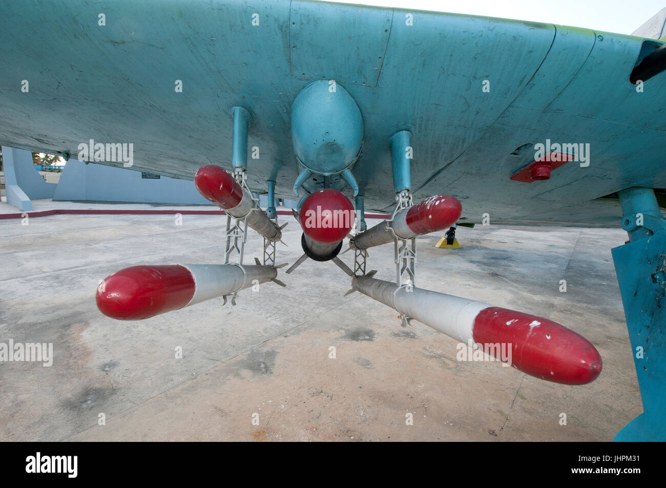 Grappolo di bombe attaccato al di sotto di un'ala di un Hawker Sea Fury F-50 presso la Baia dei Maiali Museo della Guerra Foto Stock