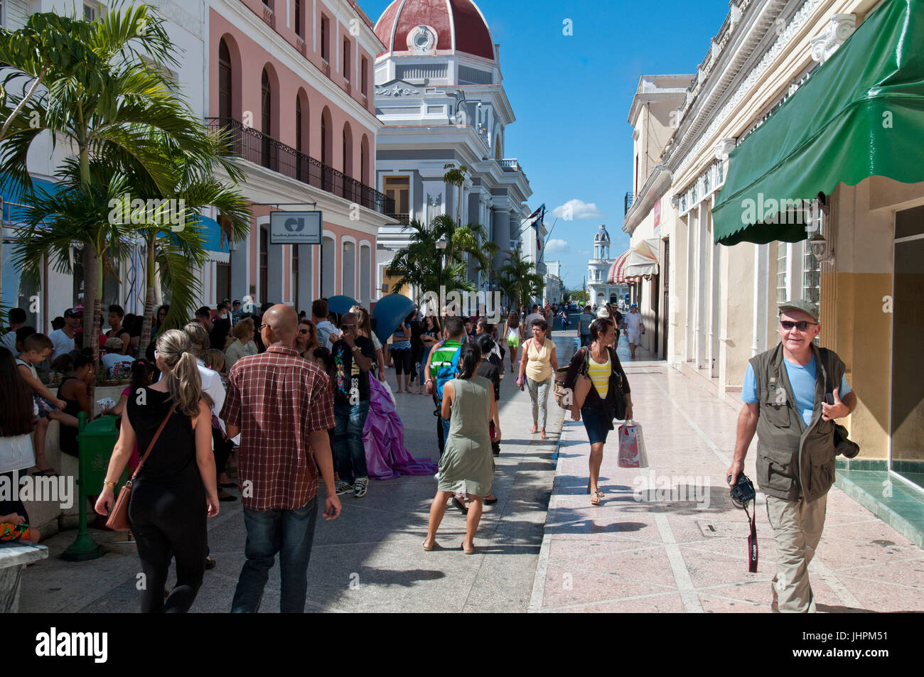 Scena di strada nel centro storico di Cienfuegos Cuba Foto Stock