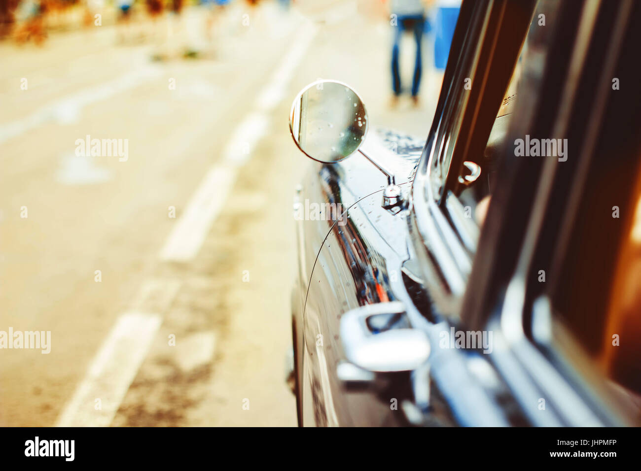 La porta nera di una vecchia auto sovietica Foto Stock