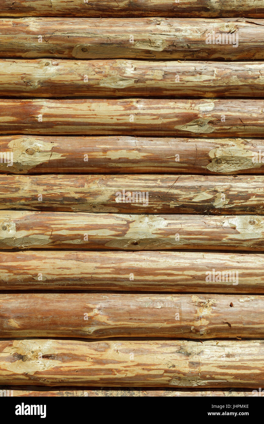 Log Cabin o non verniciata del granaio scortecciato texture di muro sfondo orizzontale con spazio di copia Foto Stock